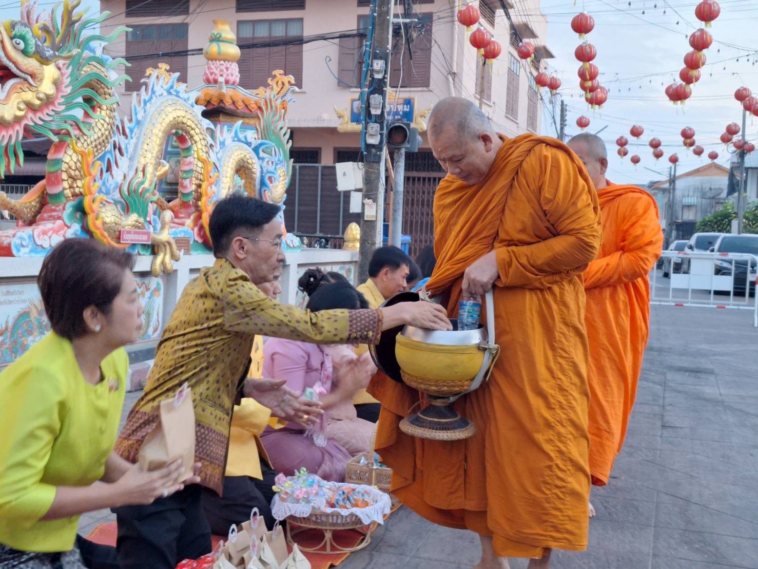 🔶พช. ยโสธร🔶 ร่วมใจใส่ผ้าไทยทำบุญตักบาตรย้อนยุควิถีถิ่น วิถีไทย ถนนคนเดินยโสธร เมืองเก่าบ้านสิงห์ท่า จังหวัดยโสธร