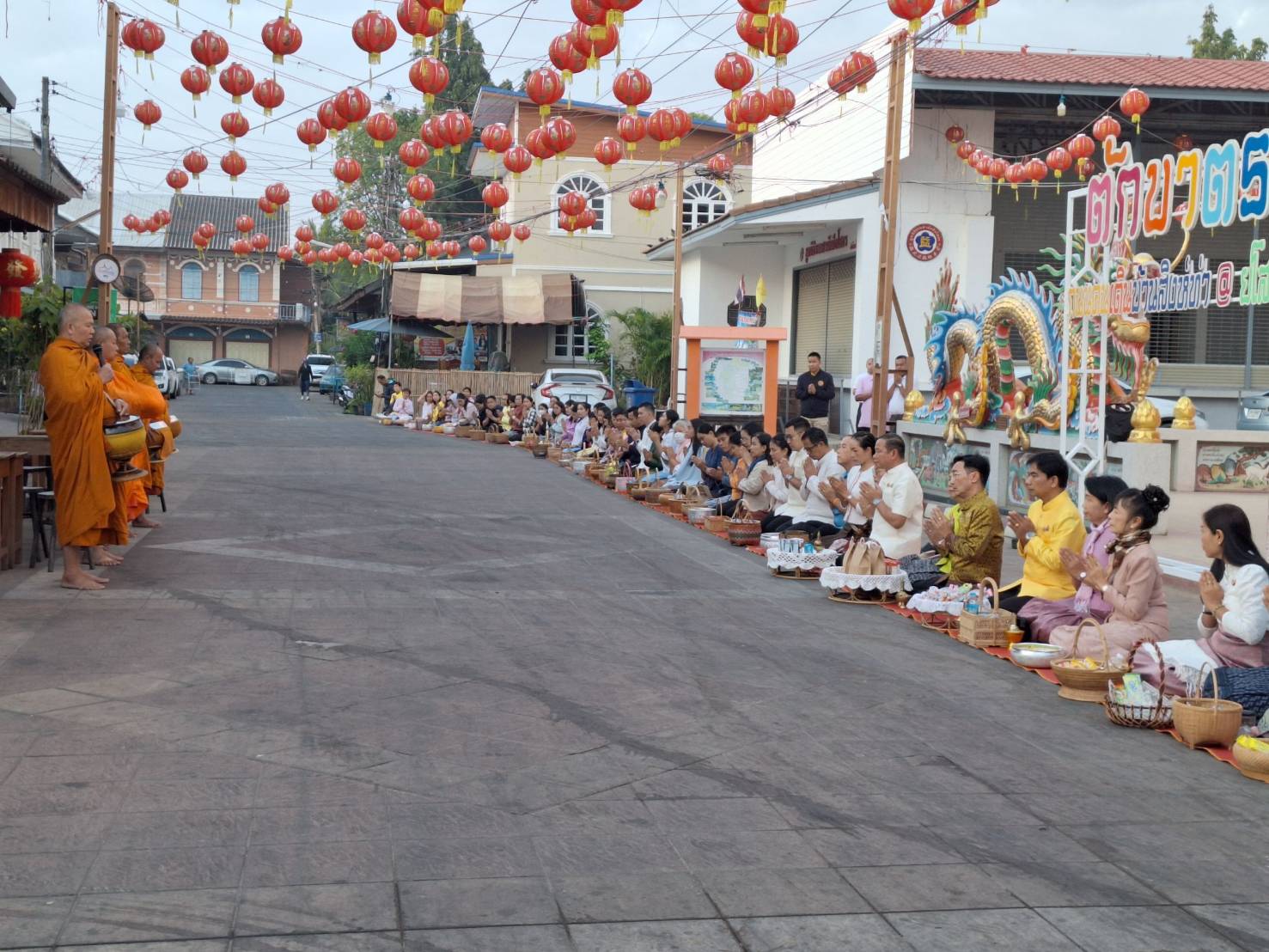 🔶พช. ยโสธร🔶 ร่วมใจใส่ผ้าไทยทำบุญตักบาตรย้อนยุควิถีถิ่น วิถีไทย ถนนคนเดินยโสธร เมืองเก่าบ้านสิงห์ท่า จังหวัดยโสธร