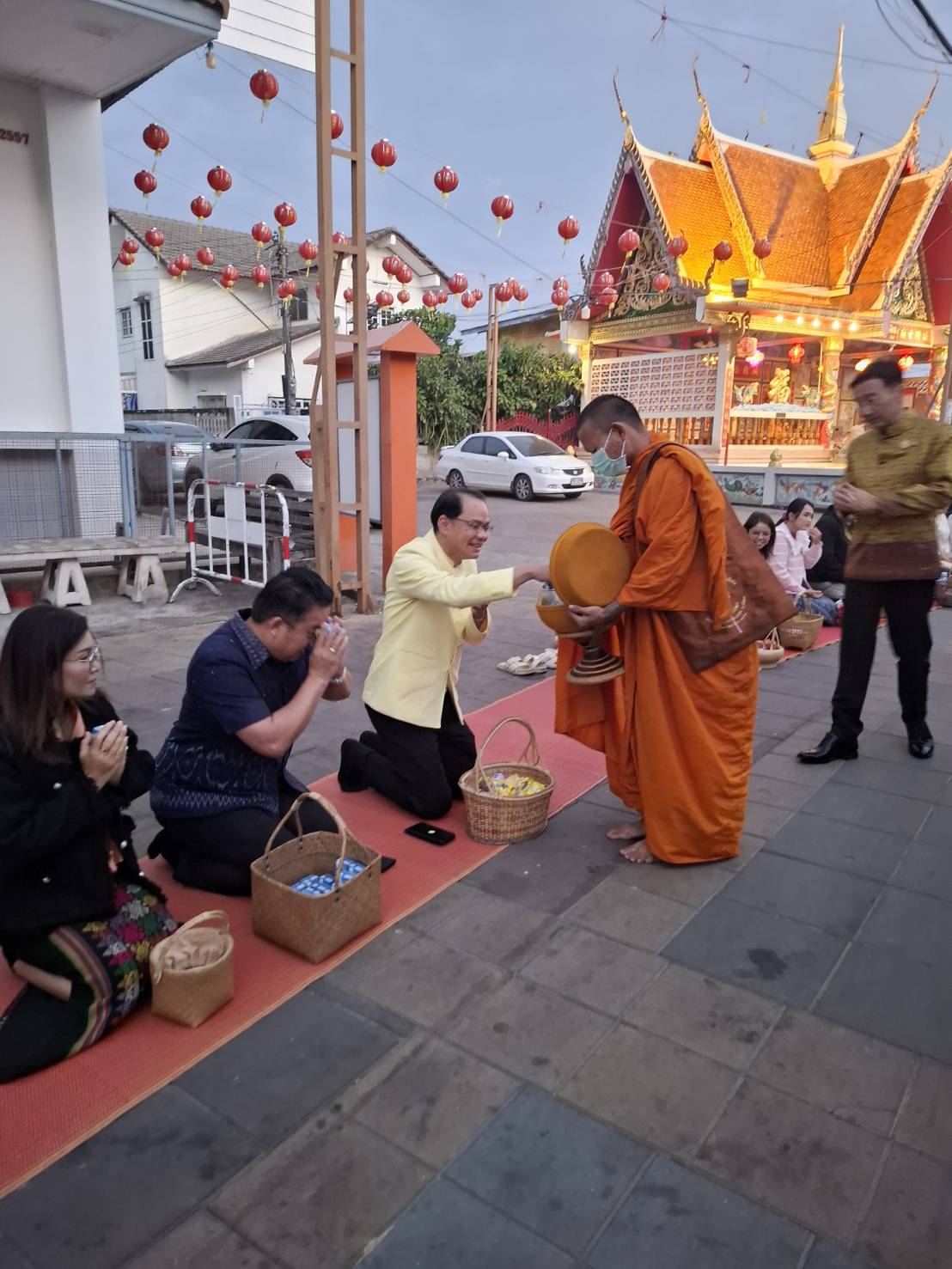 🔶พช. ยโสธร🔶 ร่วมใจใส่ผ้าไทยทำบุญตักบาตรย้อนยุควิถีถิ่น วิถีไทย ถนนคนเดินยโสธร เมืองเก่าบ้านสิงห์ท่า จังหวัดยโสธร