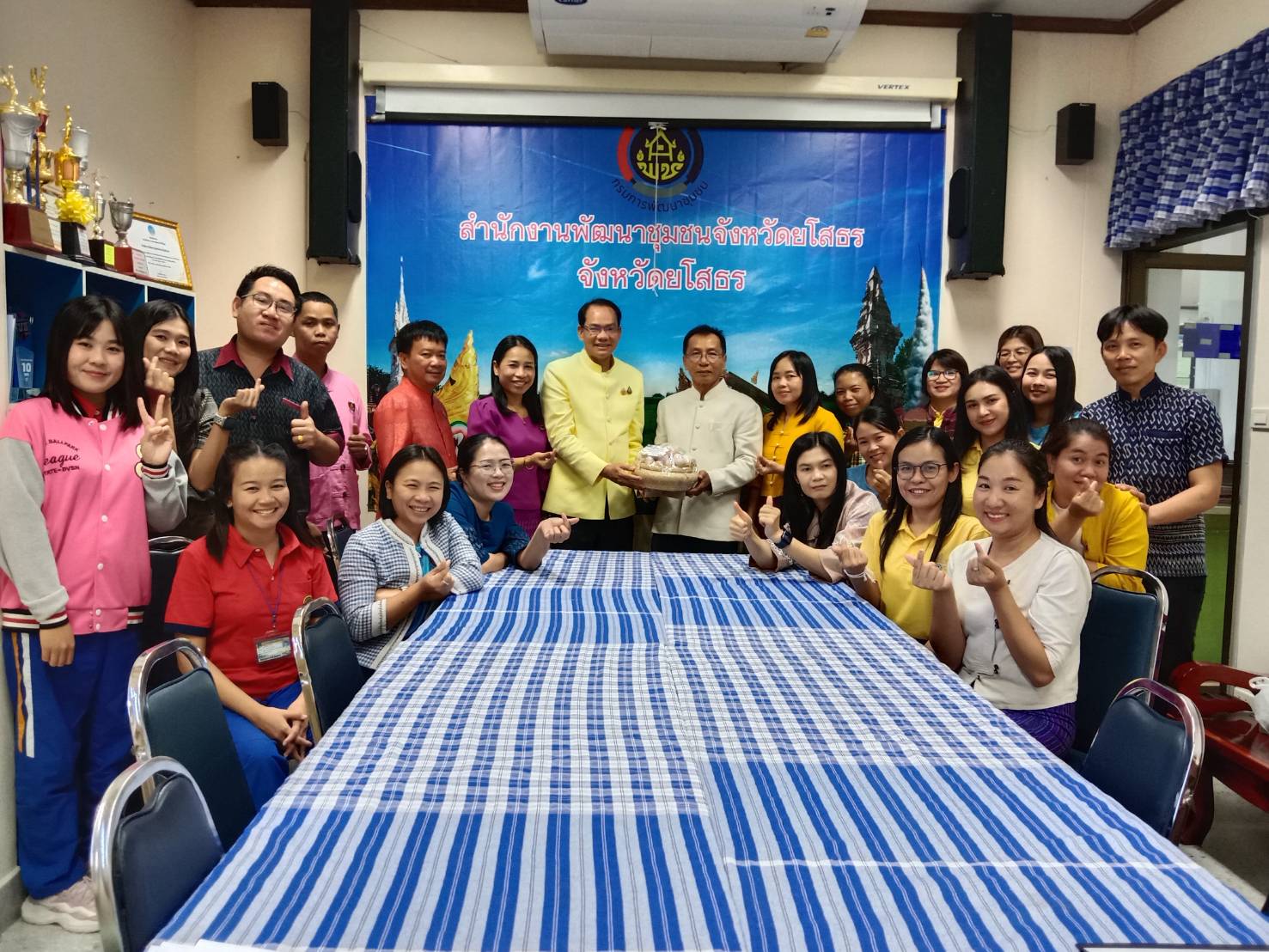 🌞พช.ยโสธร🌞 ทีมบุคลากรในสังกัดพัฒนาชุมชนจังหวัดยโสธร เข้า ‘สวัสดีปีใหม่’ พัฒนาการจังหวัดยโสธร