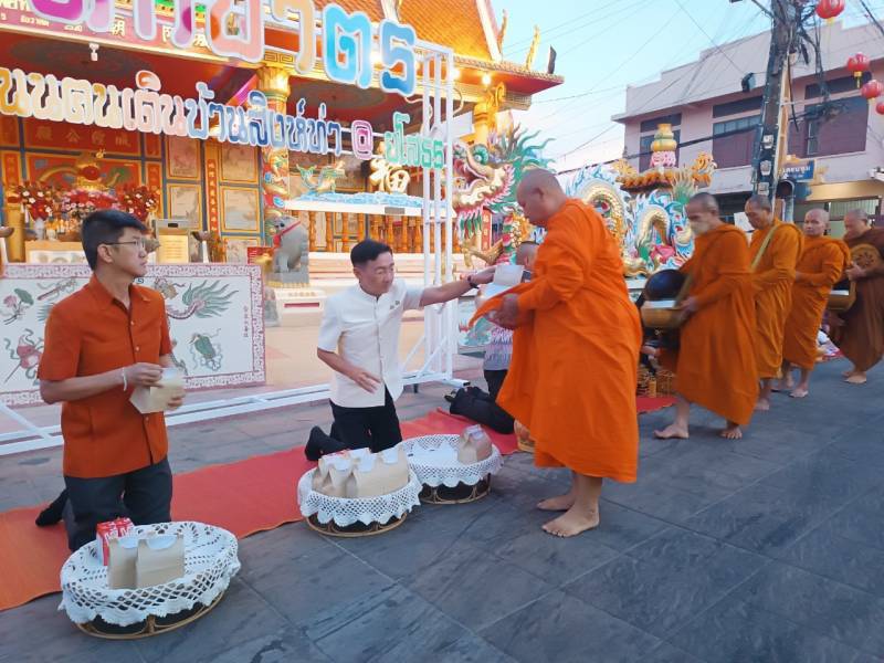 🌸พช. ยโสธร🌸 ร่วมกิจกรรมทำบุญตักบาตรย้อนยุควิถีถิ่น วิถีไทย ถนนคนเดินยโสธร เมืองเก่าบ้านสิงห์ท่า จังหวัดยโสธรญตักบาตรย้อนยุควิถีถิ่น