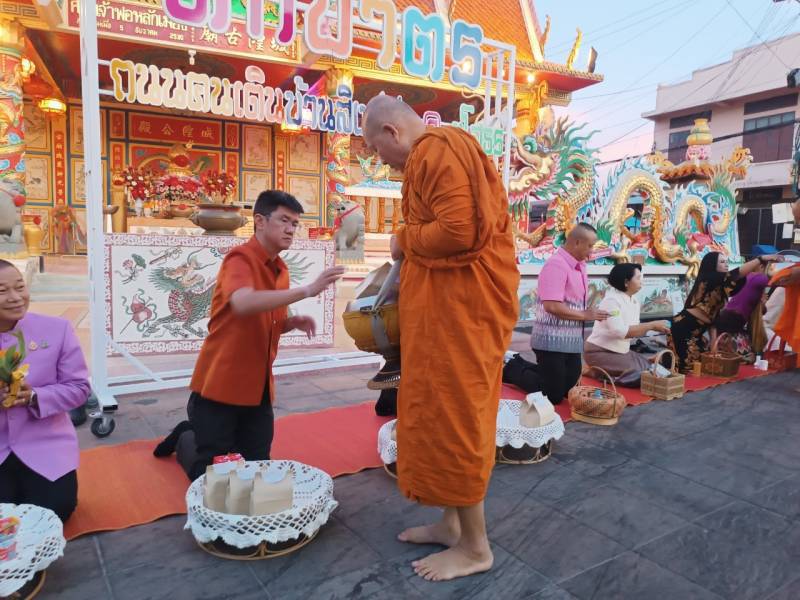 🌸พช. ยโสธร🌸 ร่วมกิจกรรมทำบุญตักบาตรย้อนยุควิถีถิ่น วิถีไทย ถนนคนเดินยโสธร เมืองเก่าบ้านสิงห์ท่า จังหวัดยโสธรญตักบาตรย้อนยุควิถีถิ่น