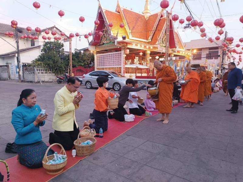 🌸พช. ยโสธร🌸 ร่วมกิจกรรมทำบุญตักบาตรย้อนยุควิถีถิ่น วิถีไทย ถนนคนเดินยโสธร เมืองเก่าบ้านสิงห์ท่า จังหวัดยโสธรญตักบาตรย้อนยุควิถีถิ่น