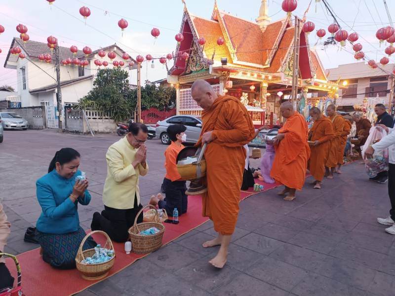 🌸พช. ยโสธร🌸 ร่วมกิจกรรมทำบุญตักบาตรย้อนยุควิถีถิ่น วิถีไทย ถนนคนเดินยโสธร เมืองเก่าบ้านสิงห์ท่า จังหวัดยโสธรญตักบาตรย้อนยุควิถีถิ่น