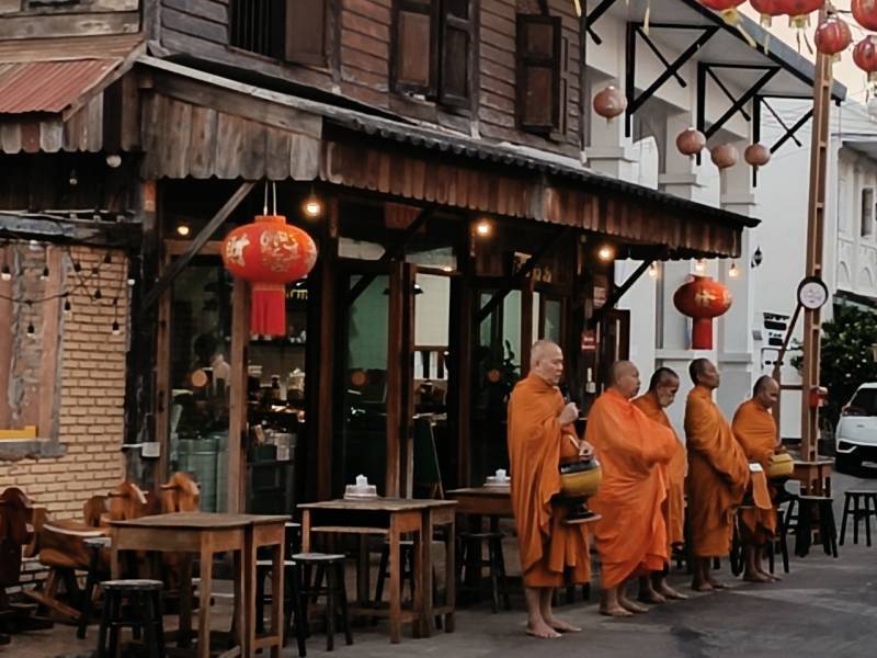 🌸พช. ยโสธร🌸 ร่วมกิจกรรมทำบุญตักบาตรย้อนยุควิถีถิ่น วิถีไทย ถนนคนเดินยโสธร เมืองเก่าบ้านสิงห์ท่า จังหวัดยโสธรญตักบาตรย้อนยุควิถีถิ่น