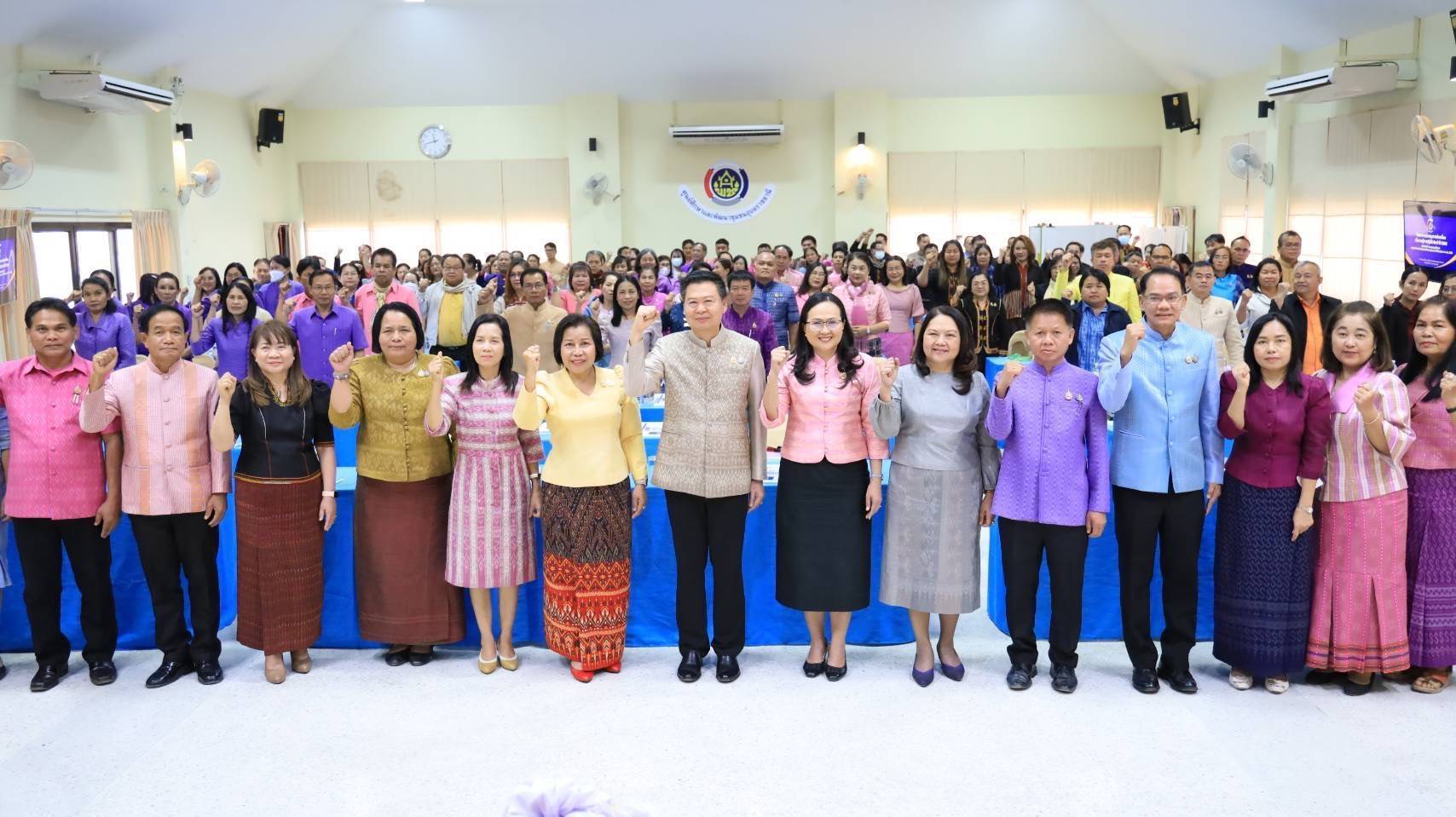 🏃พชโสธร🧑‍🤝‍🧑 เข้าร่วมโครงการสนับสนุนการขับเคลื่อนนโยบายสู่การปฏิบัติ ประจำปี 2568 กิจกรรมที่ 1 ประชุมมอบนโยบายและแนวทางการดำเนินงานพัฒนาชุมชนประจำปีงบประมาณ พ.ศ 2568