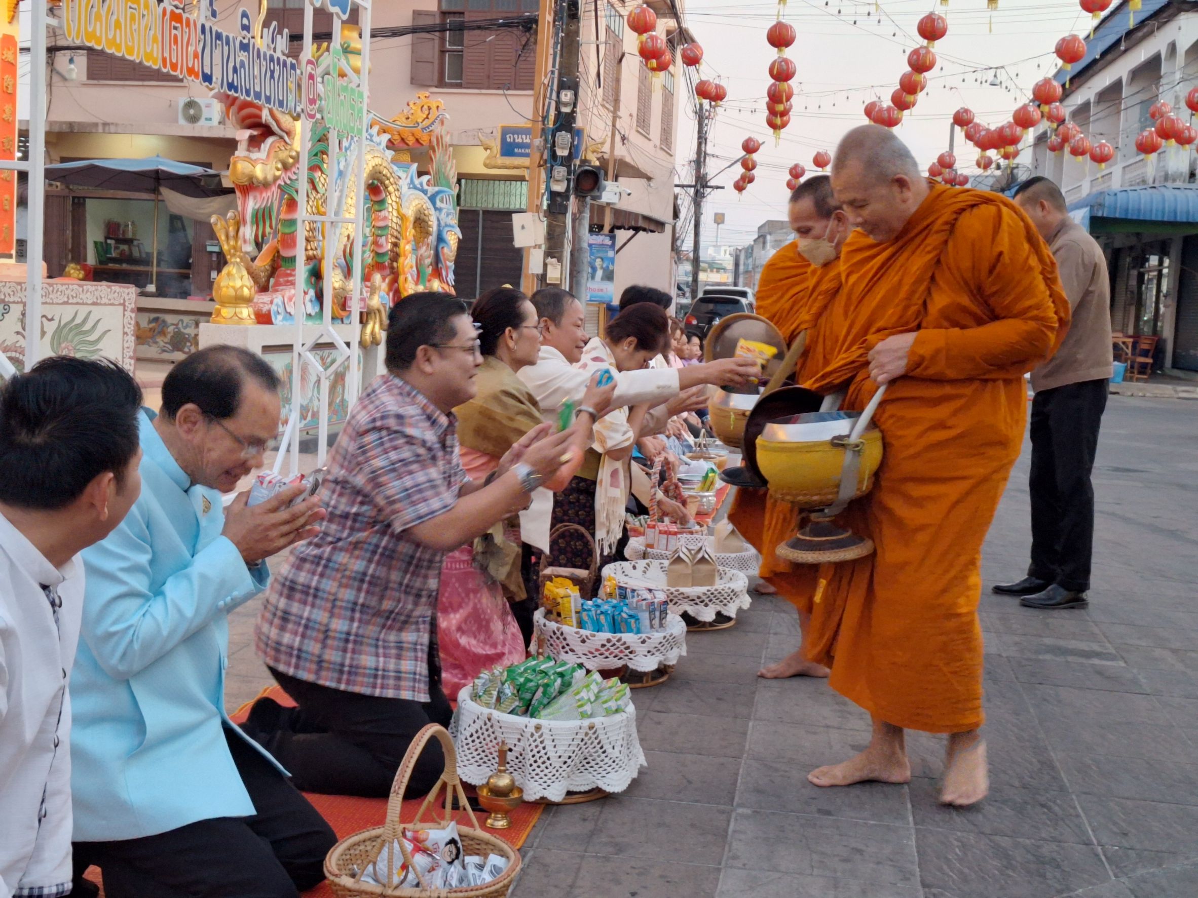 🌸พช. ยโสธร🌸 ร่วมกิจกรรมทำบุญตักบาตรย้อนยุควิถีถิ่น วิถีไทย ถนนคนเดินยโสธร เมืองเก่าบ้านสิงห์ท่า จังหวัดยโสธร