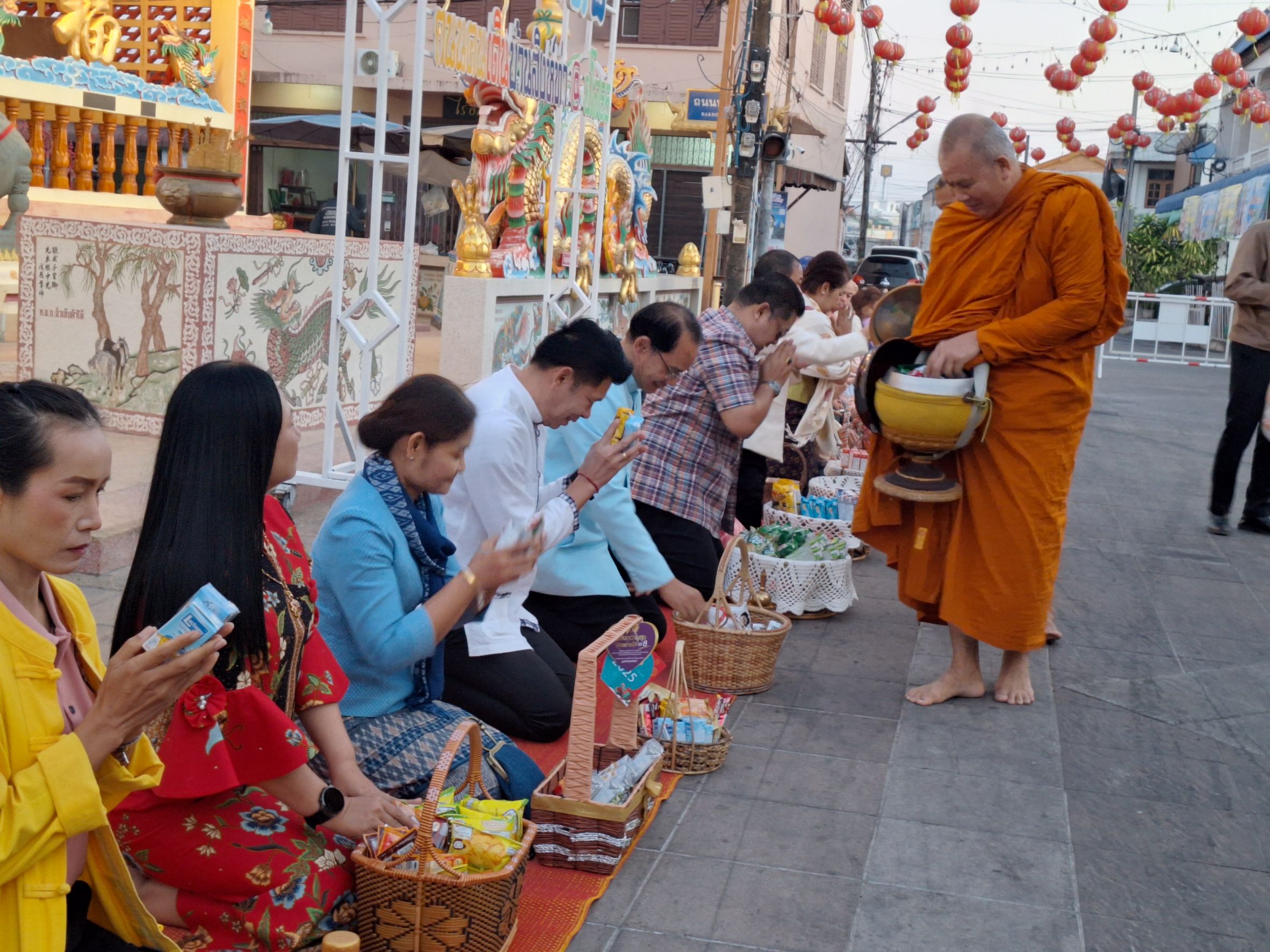 🌸พช. ยโสธร🌸 ร่วมกิจกรรมทำบุญตักบาตรย้อนยุควิถีถิ่น วิถีไทย ถนนคนเดินยโสธร เมืองเก่าบ้านสิงห์ท่า จังหวัดยโสธร