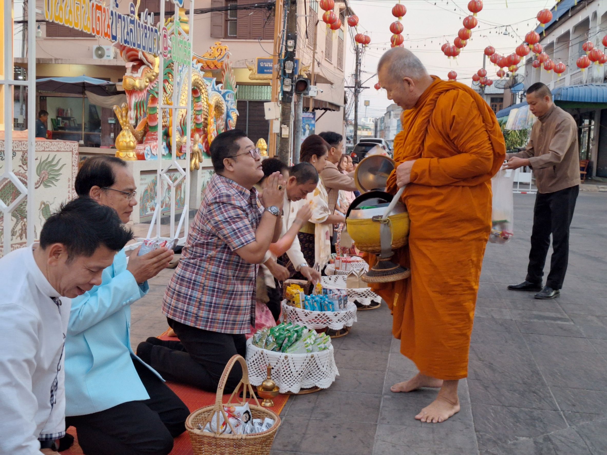 🌸พช. ยโสธร🌸 ร่วมกิจกรรมทำบุญตักบาตรย้อนยุควิถีถิ่น วิถีไทย ถนนคนเดินยโสธร เมืองเก่าบ้านสิงห์ท่า จังหวัดยโสธร