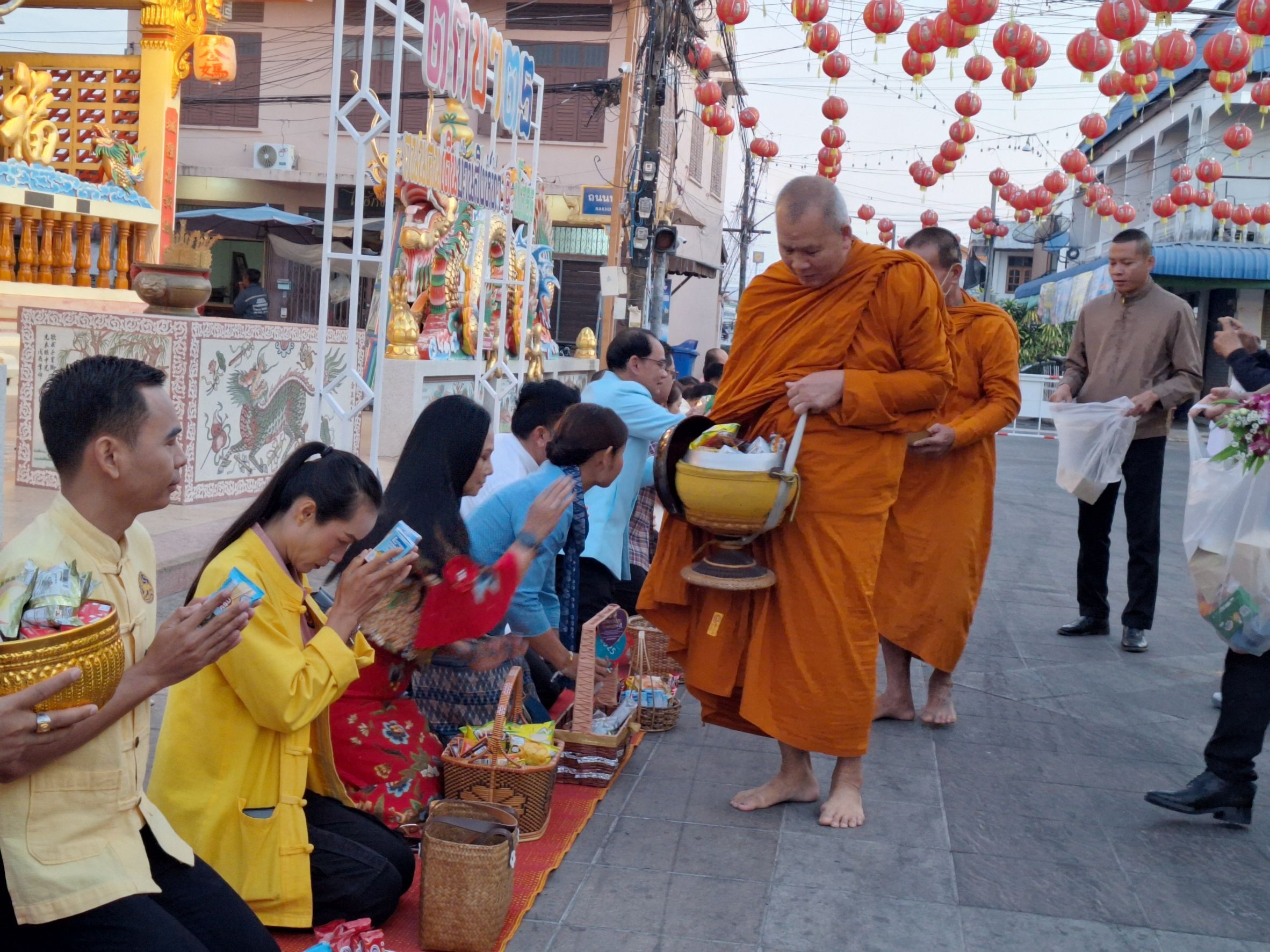 🌸พช. ยโสธร🌸 ร่วมกิจกรรมทำบุญตักบาตรย้อนยุควิถีถิ่น วิถีไทย ถนนคนเดินยโสธร เมืองเก่าบ้านสิงห์ท่า จังหวัดยโสธร