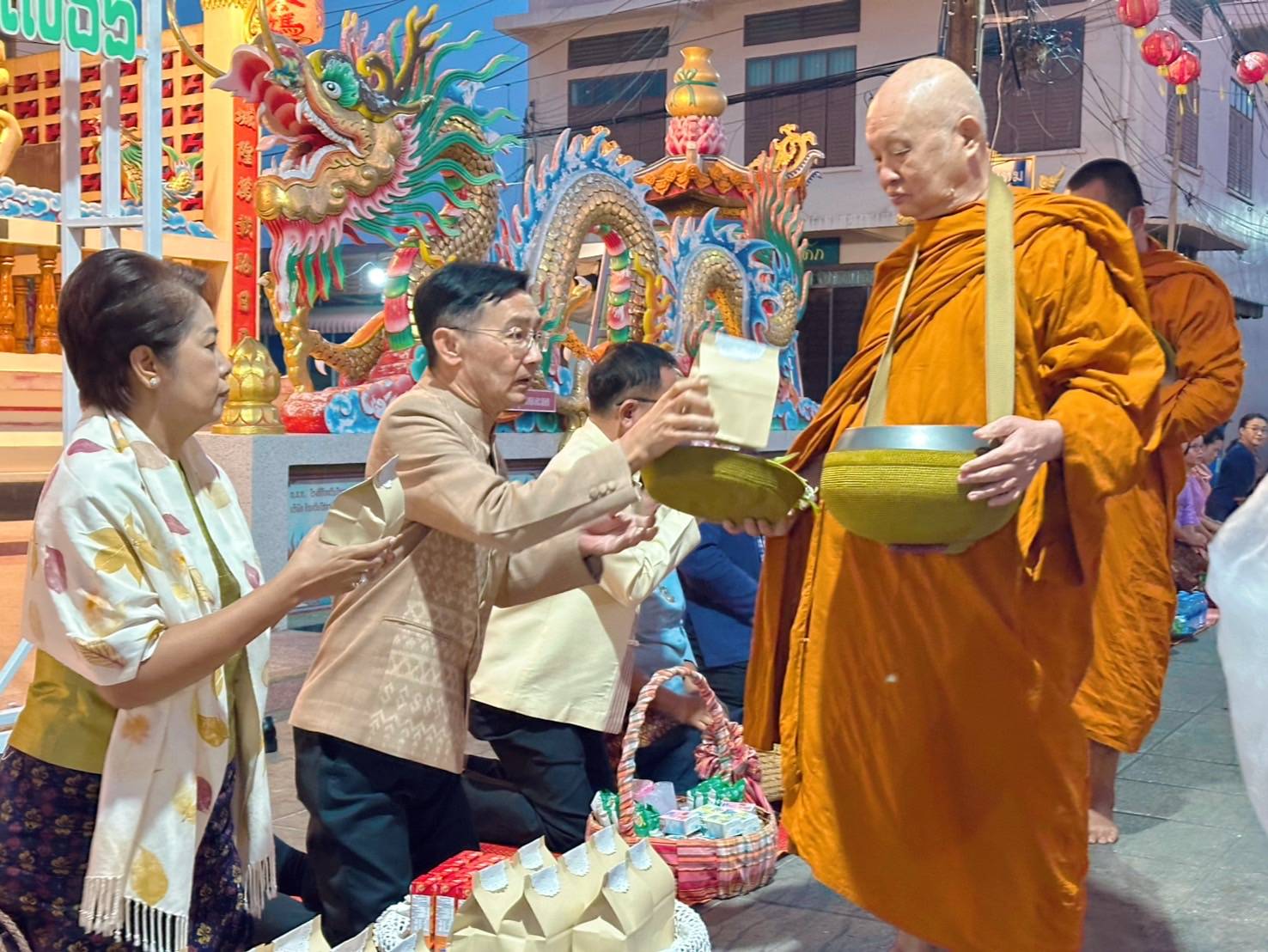 🌸พช. ยโสธร🌸 ร่วมกิจกรรมทำบุญตักบาตรย้อนยุควิถีถิ่น วิถีไทย ถนนคนเดินยโสธร เมืองเก่าบ้านสิงห์ท่า จังหวัดยโสธร