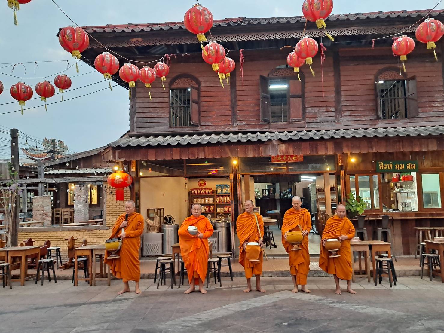 🌸พช. ยโสธร🌸 ร่วมกิจกรรมทำบุญตักบาตรย้อนยุควิถีถิ่น วิถีไทย ถนนคนเดินยโสธร เมืองเก่าบ้านสิงห์ท่า จังหวัดยโสธร