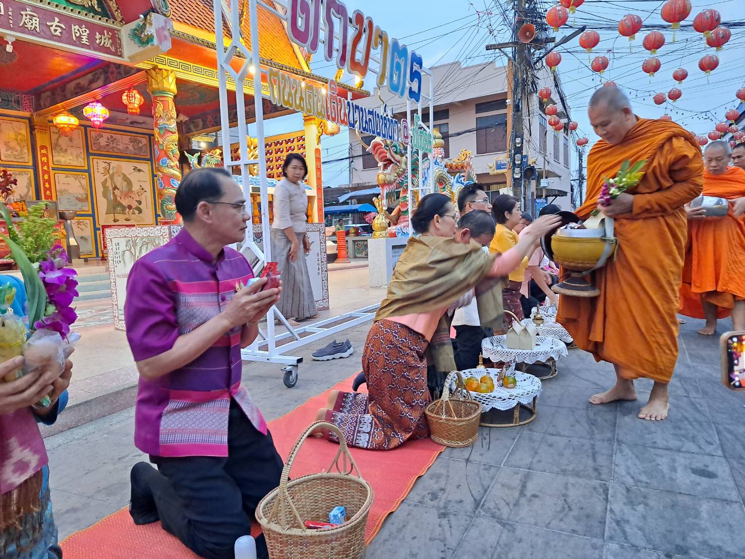 🌸พช. ยโสธร🌸 ร่วมกิจกรรมทำบุญตักบาตรย้อนยุควิถีถิ่น วิถีไทย ถนนคนเดินยโสธร เมืองเก่าบ้านสิงห์ท่า จังหวัดยโสธร