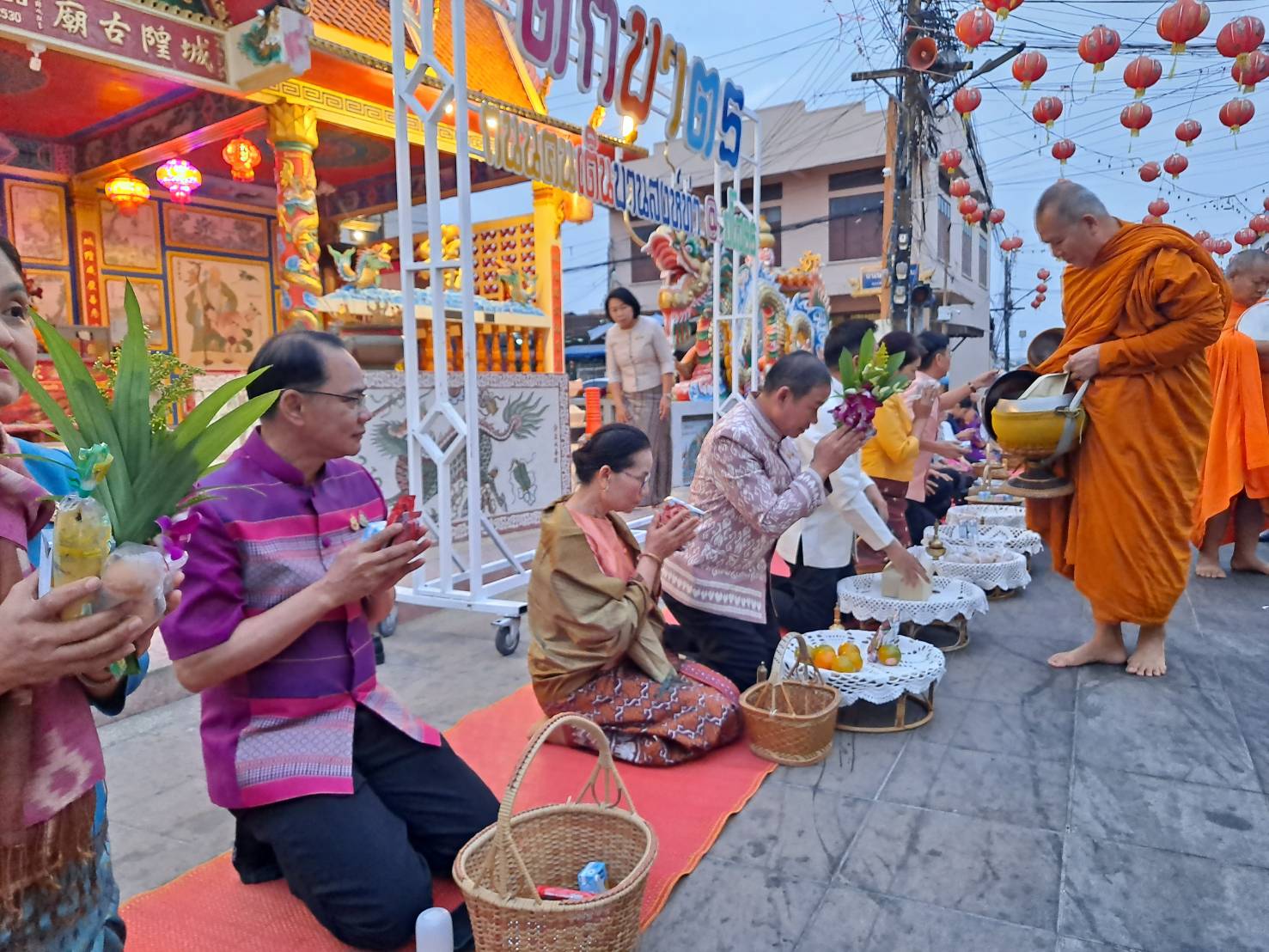 🌸พช. ยโสธร🌸 ร่วมกิจกรรมทำบุญตักบาตรย้อนยุควิถีถิ่น วิถีไทย ถนนคนเดินยโสธร เมืองเก่าบ้านสิงห์ท่า จังหวัดยโสธร