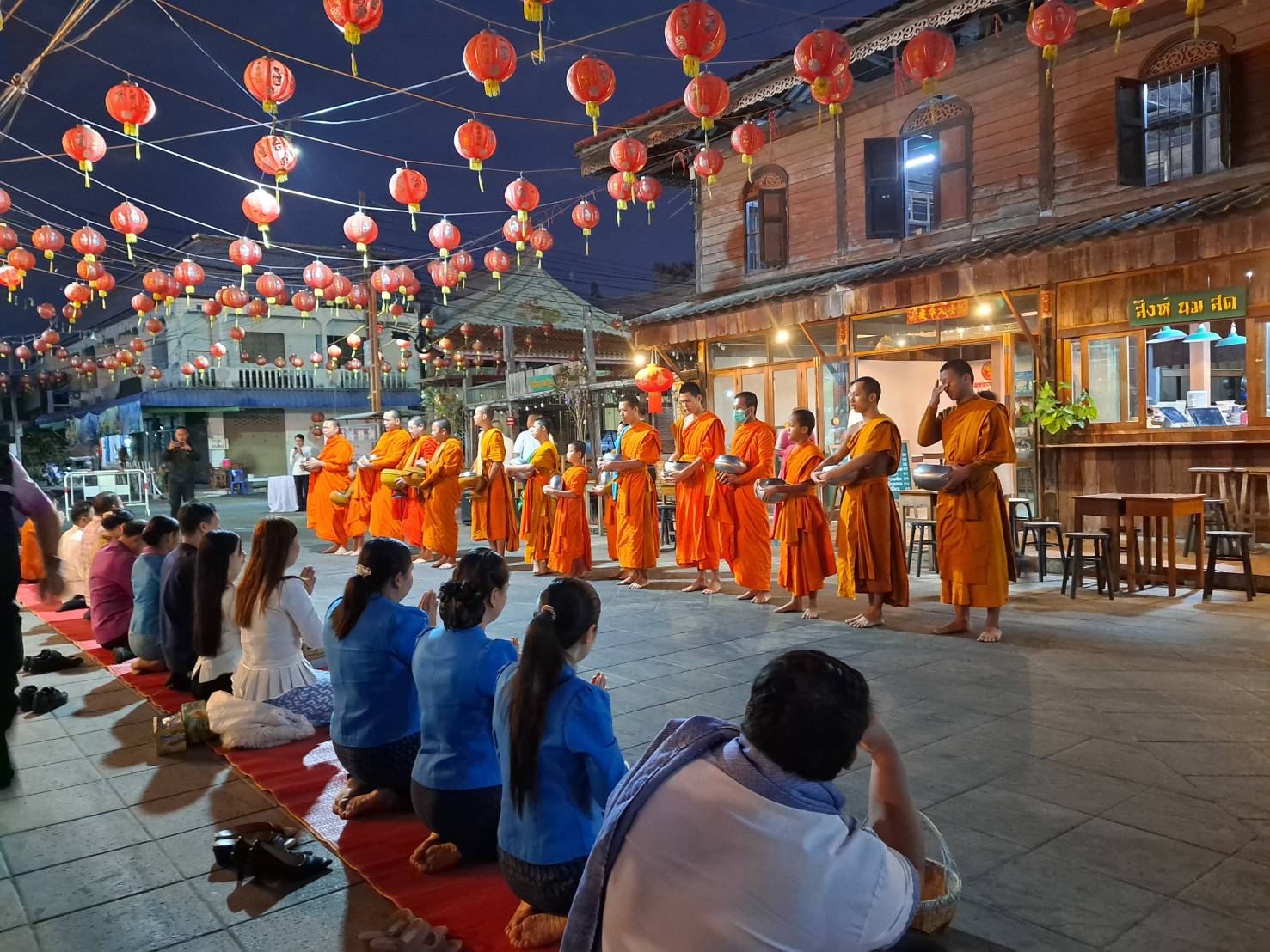 🌸พช. ยโสธร🌸 ร่วมกิจกรรมทำบุญตักบาตรย้อนยุควิถีถิ่น วิถีไทย ถนนคนเดินยโสธร เมืองเก่าบ้านสิงห์ท่า จังหวัดยโสธร