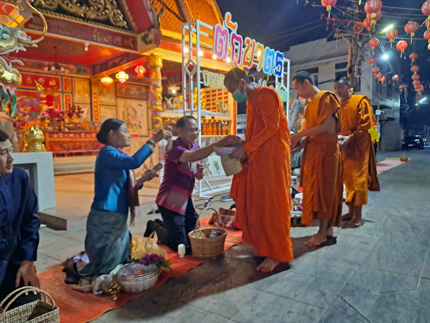 🌸พช. ยโสธร🌸 ร่วมกิจกรรมทำบุญตักบาตรย้อนยุควิถีถิ่น วิถีไทย ถนนคนเดินยโสธร เมืองเก่าบ้านสิงห์ท่า จังหวัดยโสธร