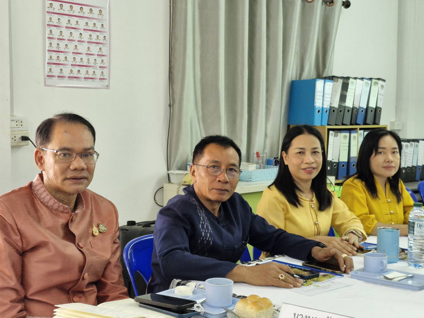 🟨พช.ยโสธร🟨 รับการตรวจติดตามผลการปฏิบัติราชการ ตามนโยบายรัฐบาล ภารกิจเร่งด่วน กระทรวงมหาดไทย ภารกิจงานสำคัญกรมการพัฒนาชุมชน ในพื้นที่อำเภอเมืองยโสธร จังหวัดยโสธร โดย ผู้ตรวจราชการกรม (นางนวลจันทร์ ศรีมงคล) ปฏิบัติหน้าที่ผู้อำนวยการศูนย์ศึกษาและพัฒนาชุมชนอุบลราชธานี