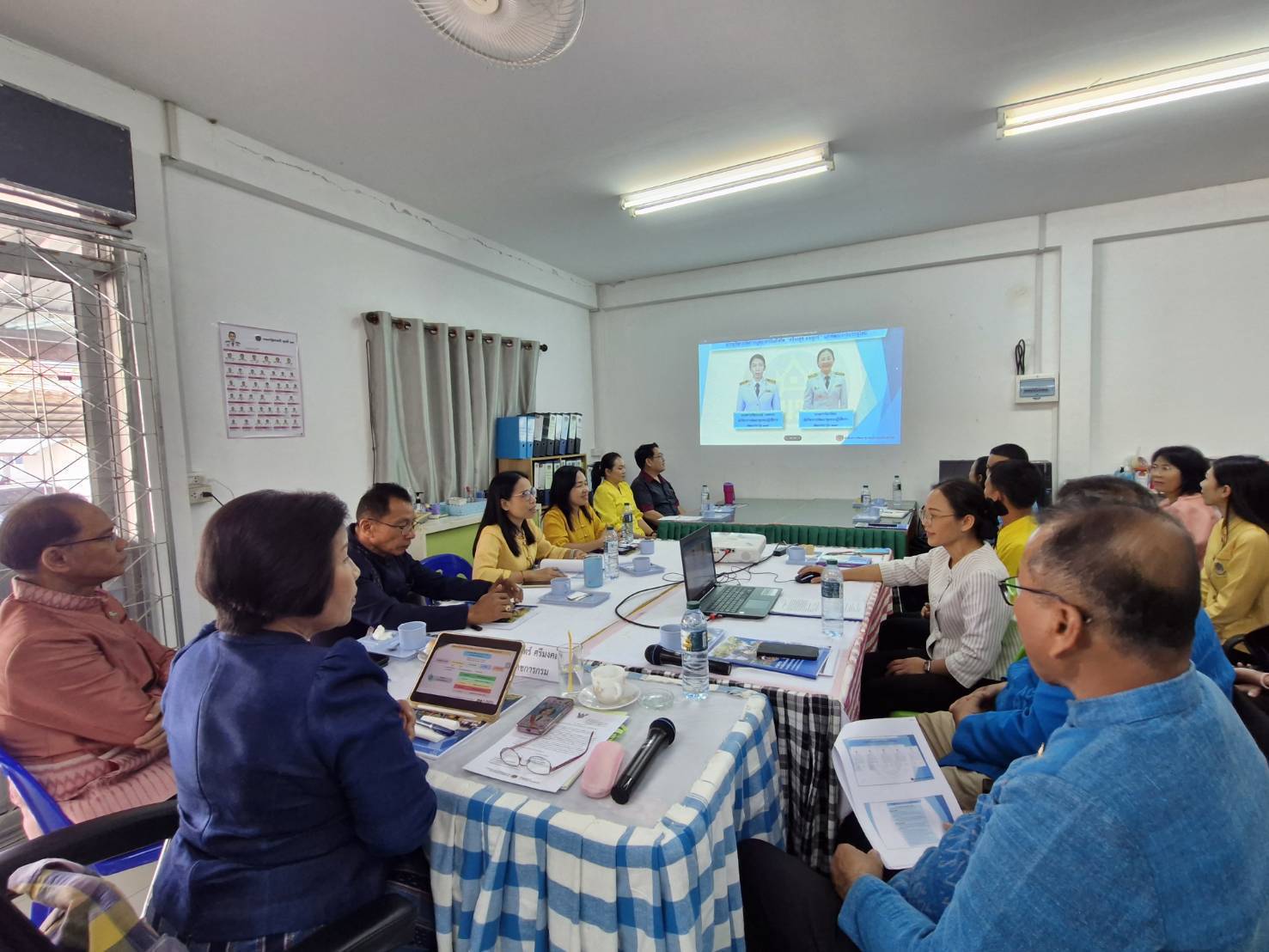 🟨พช.ยโสธร🟨 รับการตรวจติดตามผลการปฏิบัติราชการ ตามนโยบายรัฐบาล ภารกิจเร่งด่วน กระทรวงมหาดไทย ภารกิจงานสำคัญกรมการพัฒนาชุมชน ในพื้นที่อำเภอเมืองยโสธร จังหวัดยโสธร โดย ผู้ตรวจราชการกรม (นางนวลจันทร์ ศรีมงคล) ปฏิบัติหน้าที่ผู้อำนวยการศูนย์ศึกษาและพัฒนาชุมชนอุบลราชธานี