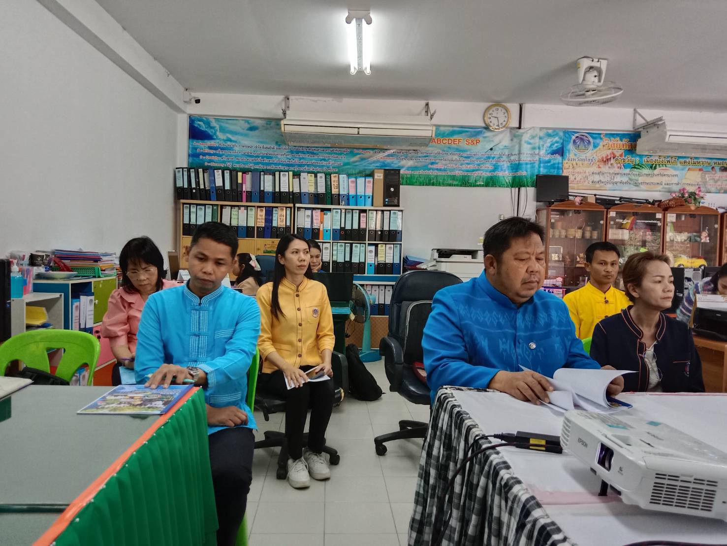 🟨พช.ยโสธร🟨 รับการตรวจติดตามผลการปฏิบัติราชการ ตามนโยบายรัฐบาล ภารกิจเร่งด่วน กระทรวงมหาดไทย ภารกิจงานสำคัญกรมการพัฒนาชุมชน ในพื้นที่อำเภอเมืองยโสธร จังหวัดยโสธร โดย ผู้ตรวจราชการกรม (นางนวลจันทร์ ศรีมงคล) ปฏิบัติหน้าที่ผู้อำนวยการศูนย์ศึกษาและพัฒนาชุมชนอุบลราชธานี