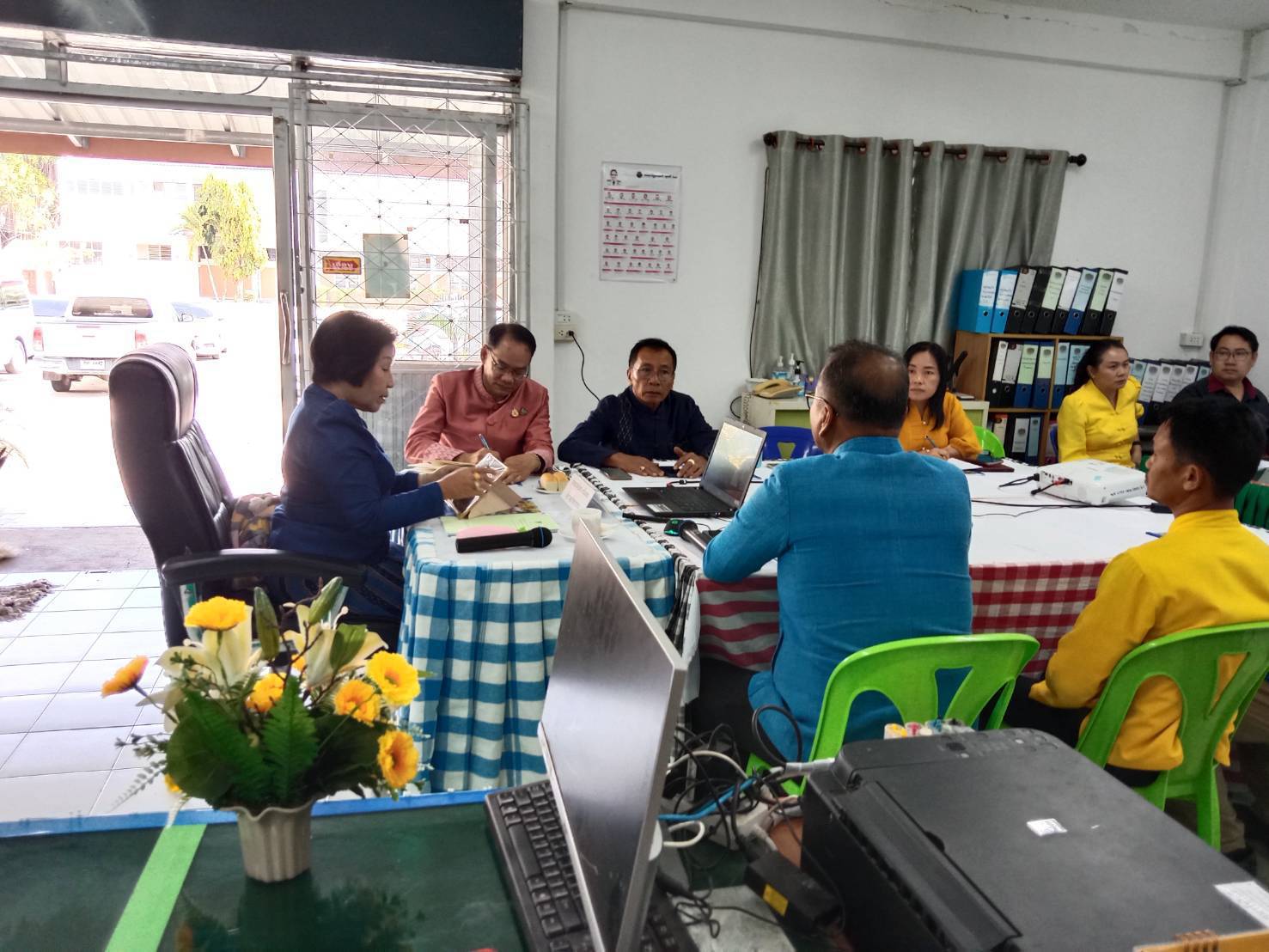 🟨พช.ยโสธร🟨 รับการตรวจติดตามผลการปฏิบัติราชการ ตามนโยบายรัฐบาล ภารกิจเร่งด่วน กระทรวงมหาดไทย ภารกิจงานสำคัญกรมการพัฒนาชุมชน ในพื้นที่อำเภอเมืองยโสธร จังหวัดยโสธร โดย ผู้ตรวจราชการกรม (นางนวลจันทร์ ศรีมงคล) ปฏิบัติหน้าที่ผู้อำนวยการศูนย์ศึกษาและพัฒนาชุมชนอุบลราชธานี