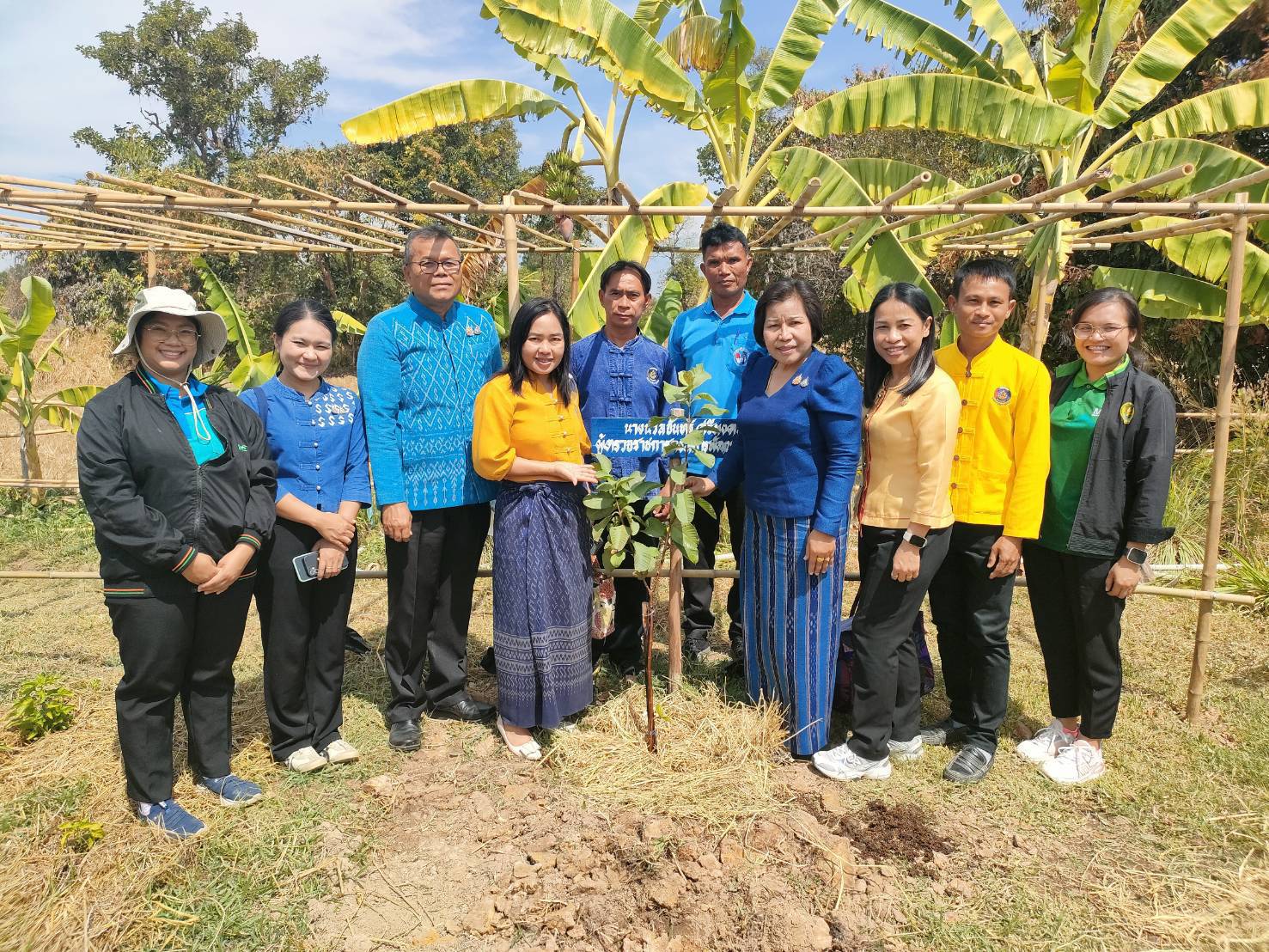 🟨พช.ยโสธร🟨 รับการตรวจติดตามผลการปฏิบัติราชการ ตามนโยบายรัฐบาล ภารกิจเร่งด่วน กระทรวงมหาดไทย ภารกิจงานสำคัญกรมการพัฒนาชุมชน ในพื้นที่อำเภอเมืองยโสธร จังหวัดยโสธร โดย ผู้ตรวจราชการกรม (นางนวลจันทร์ ศรีมงคล) ปฏิบัติหน้าที่ผู้อำนวยการศูนย์ศึกษาและพัฒนาชุมชนอุบลราชธานี