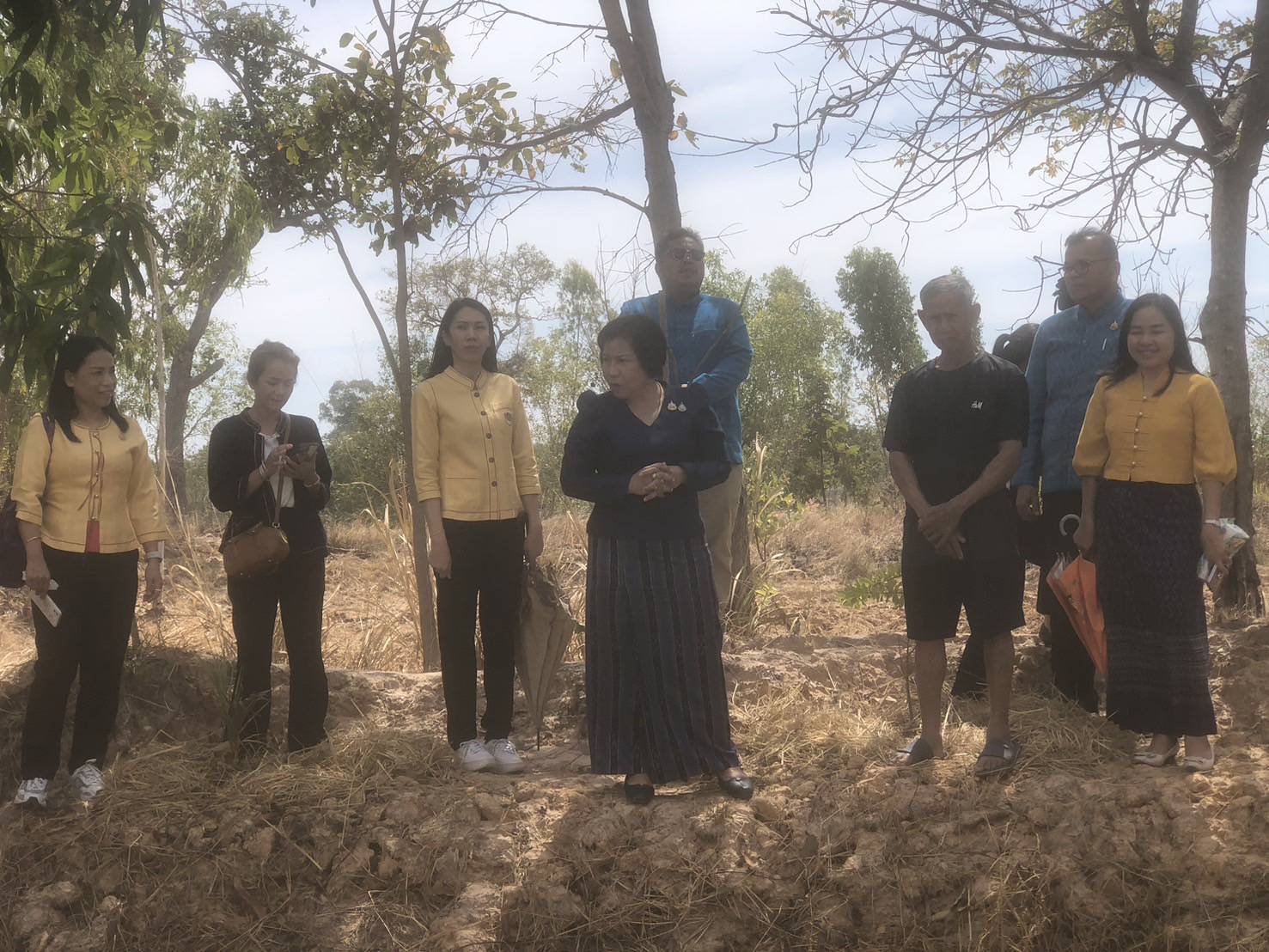 🟨พช.ยโสธร🟨 รับการตรวจติดตามผลการปฏิบัติราชการ ตามนโยบายรัฐบาล ภารกิจเร่งด่วน กระทรวงมหาดไทย ภารกิจงานสำคัญกรมการพัฒนาชุมชน ในพื้นที่อำเภอเมืองยโสธร จังหวัดยโสธร โดย ผู้ตรวจราชการกรม (นางนวลจันทร์ ศรีมงคล) ปฏิบัติหน้าที่ผู้อำนวยการศูนย์ศึกษาและพัฒนาชุมชนอุบลราชธานี