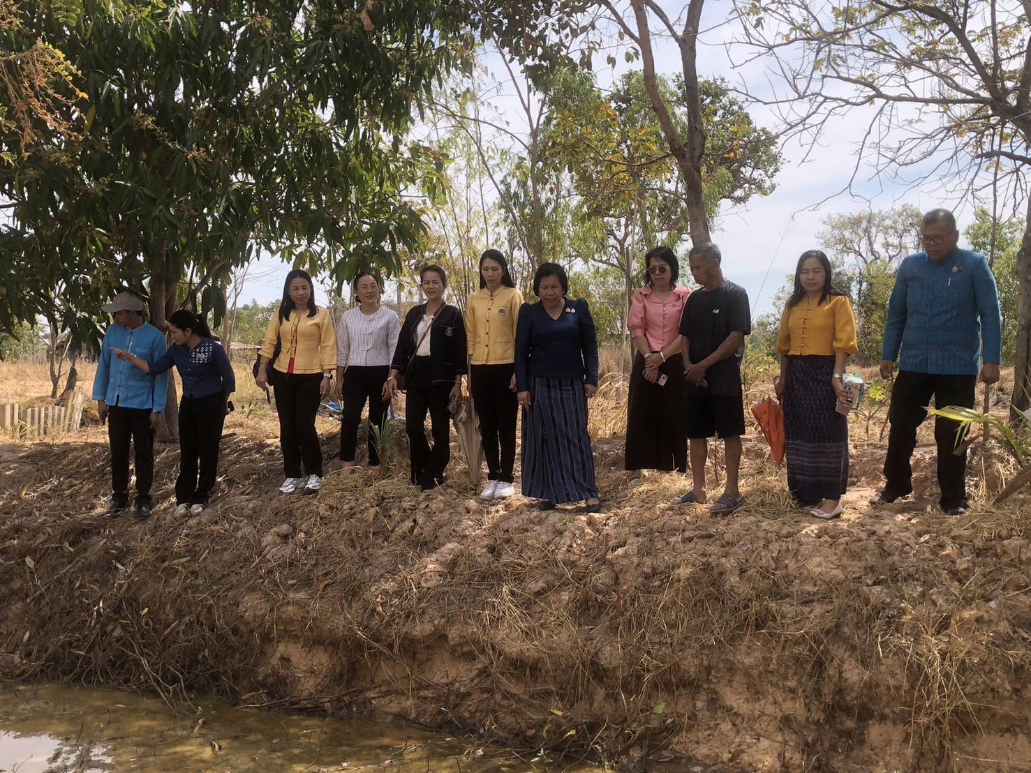 🟨พช.ยโสธร🟨 รับการตรวจติดตามผลการปฏิบัติราชการ ตามนโยบายรัฐบาล ภารกิจเร่งด่วน กระทรวงมหาดไทย ภารกิจงานสำคัญกรมการพัฒนาชุมชน ในพื้นที่อำเภอเมืองยโสธร จังหวัดยโสธร โดย ผู้ตรวจราชการกรม (นางนวลจันทร์ ศรีมงคล) ปฏิบัติหน้าที่ผู้อำนวยการศูนย์ศึกษาและพัฒนาชุมชนอุบลราชธานี