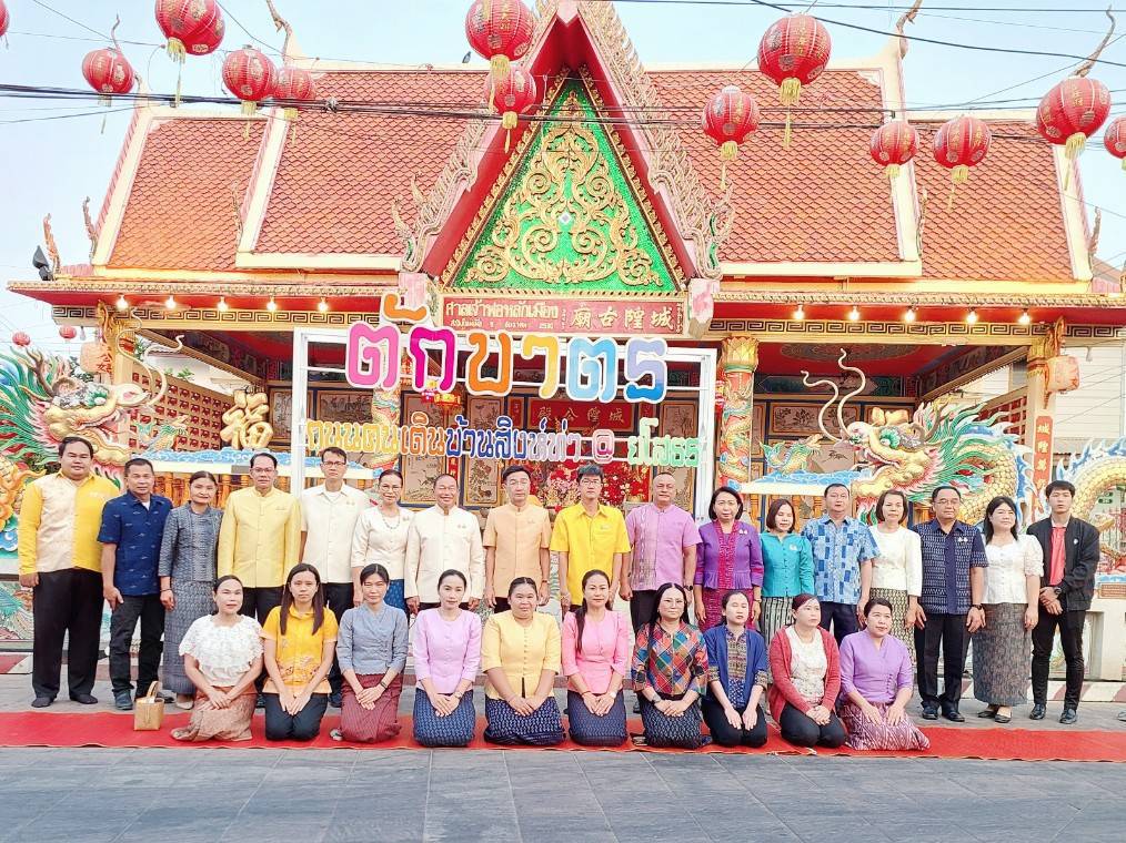 🌸พช. ยโสธร🌸 ร่วมกิจกรรมทำบุญตักบาตรย้อนยุควิถีถิ่น วิถีไทย ถนนคนเดินยโสธร เมืองเก่าบ้านสิงห์ท่า จังหวัดยโสธร