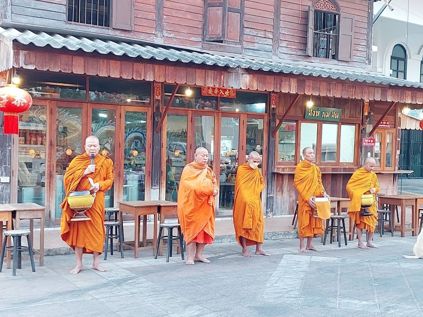 🌸พช. ยโสธร🌸 ร่วมกิจกรรมทำบุญตักบาตรย้อนยุควิถีถิ่น วิถีไทย ถนนคนเดินยโสธร เมืองเก่าบ้านสิงห์ท่า จังหวัดยโสธร