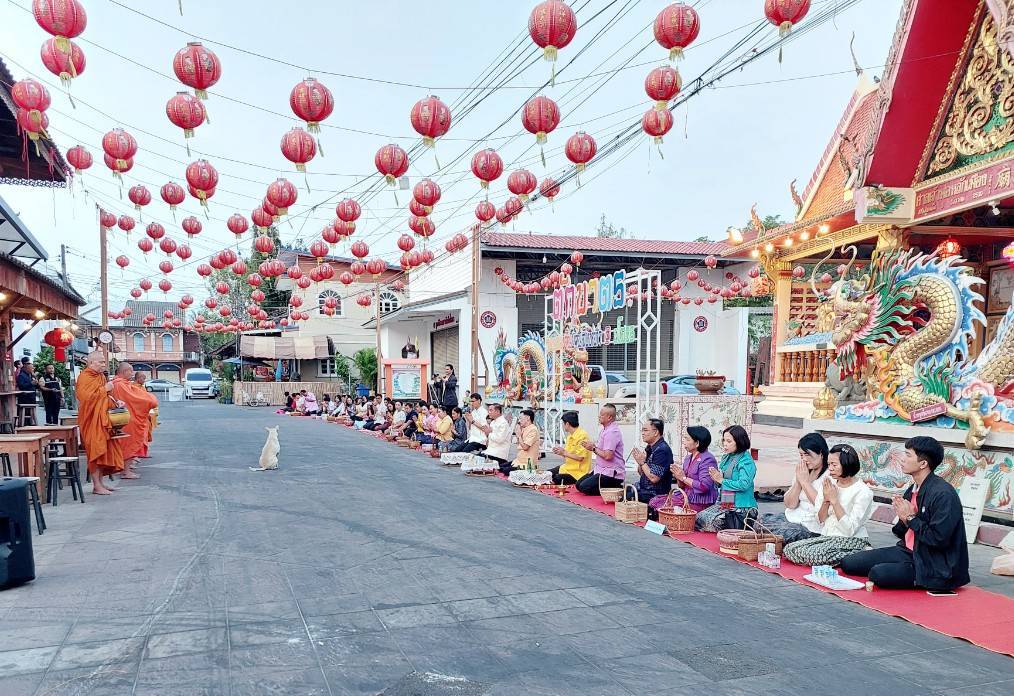 🌸พช. ยโสธร🌸 ร่วมกิจกรรมทำบุญตักบาตรย้อนยุควิถีถิ่น วิถีไทย ถนนคนเดินยโสธร เมืองเก่าบ้านสิงห์ท่า จังหวัดยโสธร