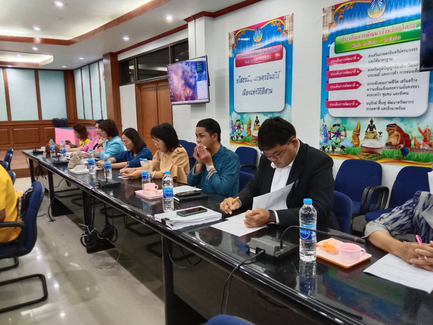 🌈พช.ยโสธร🌈 ประชุมเตรียมความพร้อมคณะทำงานสนับสนุนฝ่ายออกร้าน แสดงนิทรรศการ การแสดงผลงานและเดินแบบชุดผ้าไทยพื้นเมืองในงานสถาปนาจังหวัดยโสธร ประจำปี 2568