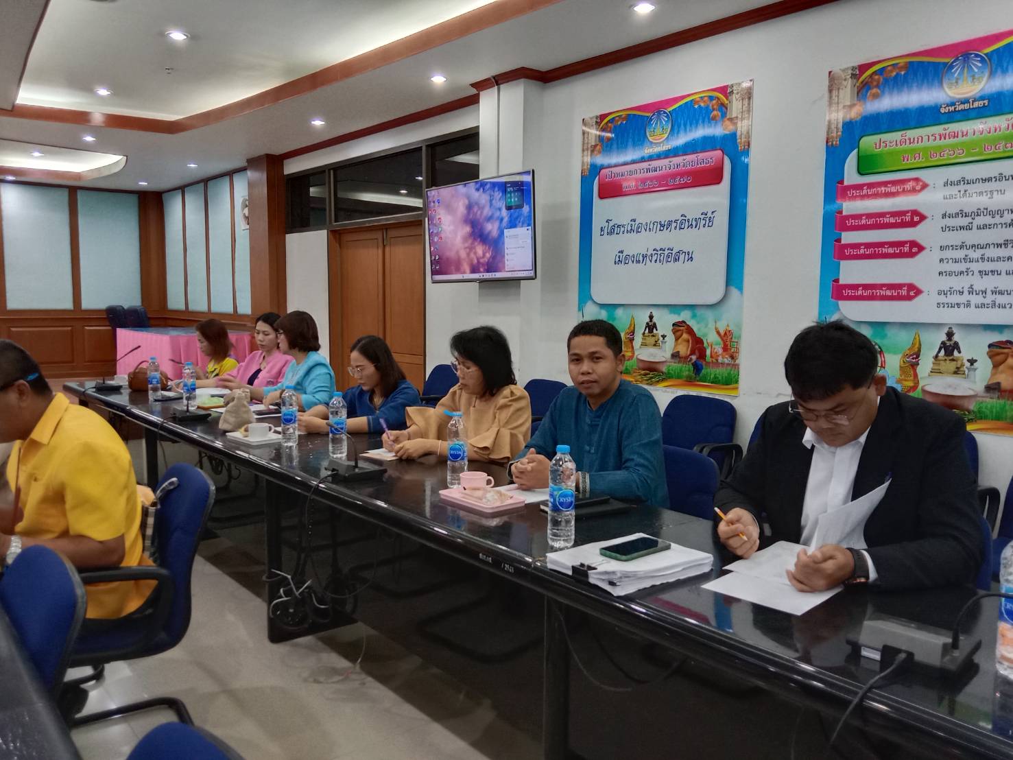 🌈พช.ยโสธร🌈 ประชุมเตรียมความพร้อมคณะทำงานสนับสนุนฝ่ายออกร้าน แสดงนิทรรศการ การแสดงผลงานและเดินแบบชุดผ้าไทยพื้นเมืองในงานสถาปนาจังหวัดยโสธร ประจำปี 2568