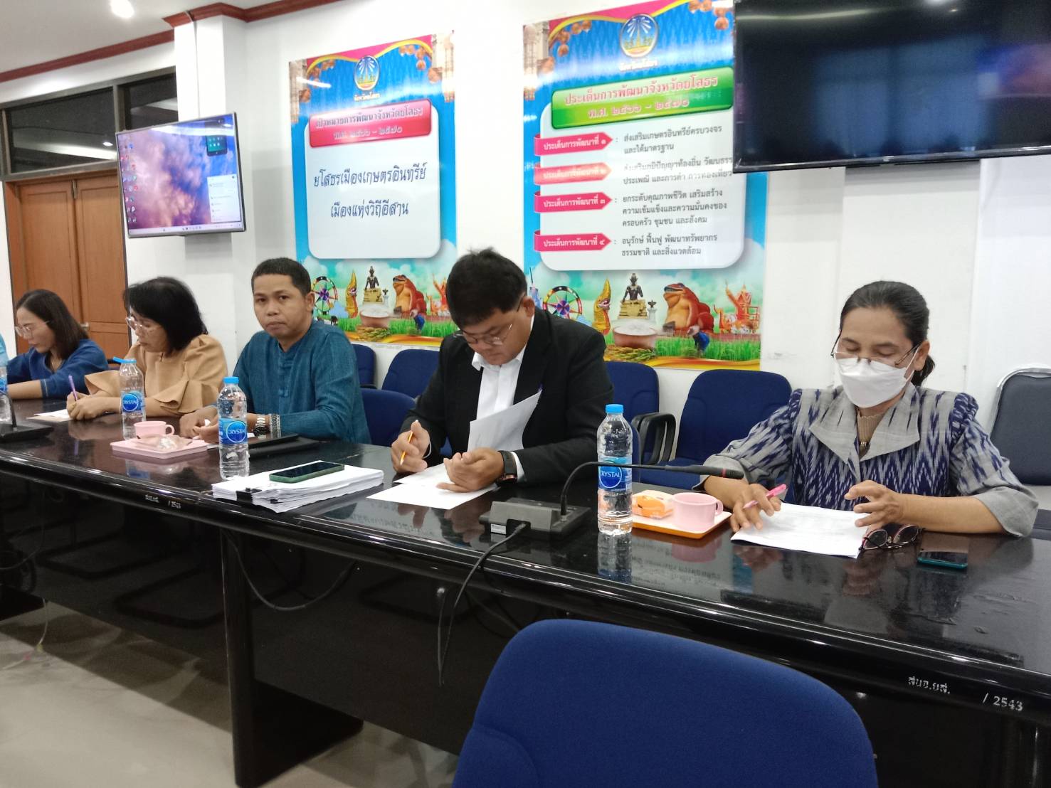 🌈พช.ยโสธร🌈 ประชุมเตรียมความพร้อมคณะทำงานสนับสนุนฝ่ายออกร้าน แสดงนิทรรศการ การแสดงผลงานและเดินแบบชุดผ้าไทยพื้นเมืองในงานสถาปนาจังหวัดยโสธร ประจำปี 2568