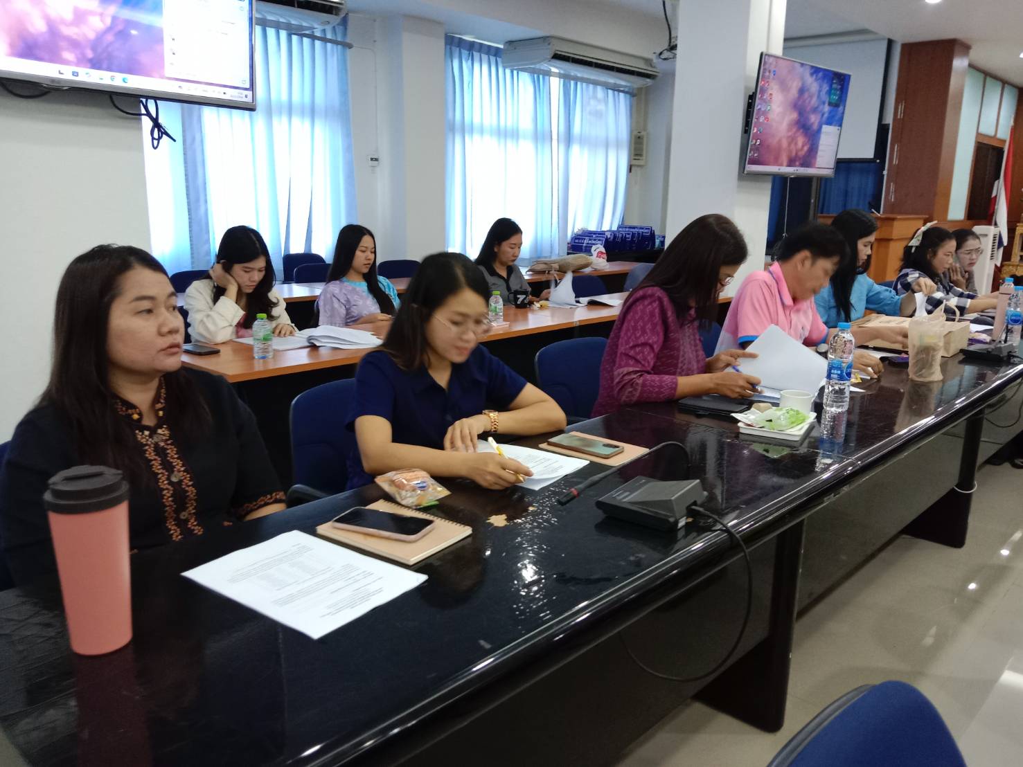 🌈พช.ยโสธร🌈 ประชุมเตรียมความพร้อมคณะทำงานสนับสนุนฝ่ายออกร้าน แสดงนิทรรศการ การแสดงผลงานและเดินแบบชุดผ้าไทยพื้นเมืองในงานสถาปนาจังหวัดยโสธร ประจำปี 2568