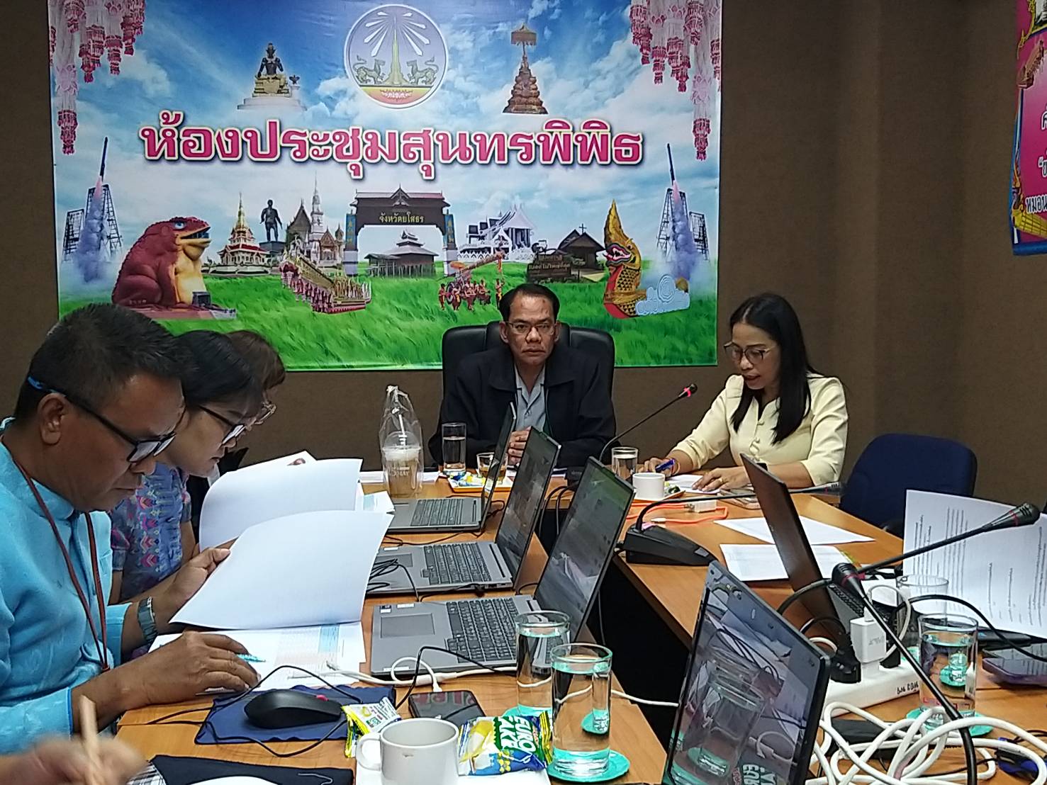 สำนักงานพัฒนาชุมชนจังหวัดยโสธร (คนสำราญ งานสมบูรณ์ เพิ่มพูนสัมพันธ์) ประชุมติดตามการดำเนินงานกองทุนพัฒนาบทบาทสตรี ประเด็นตัวชี้วัดและค่าเป้าหมายการประเมินผลการปฏิบัติราชการ รอบการประเมิน ครั้งที่ 1
