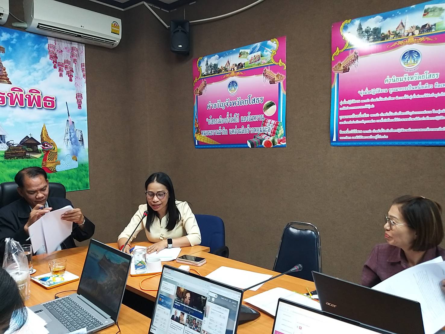 สำนักงานพัฒนาชุมชนจังหวัดยโสธร (คนสำราญ งานสมบูรณ์ เพิ่มพูนสัมพันธ์) ประชุมติดตามการดำเนินงานกองทุนพัฒนาบทบาทสตรี ประเด็นตัวชี้วัดและค่าเป้าหมายการประเมินผลการปฏิบัติราชการ รอบการประเมิน ครั้งที่ 1