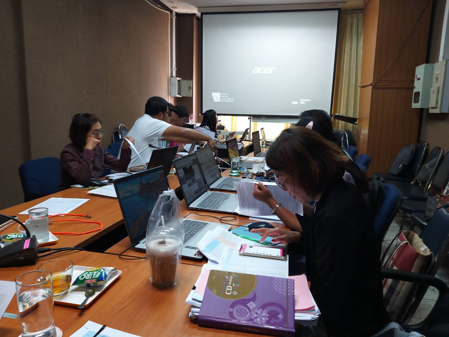 สำนักงานพัฒนาชุมชนจังหวัดยโสธร (คนสำราญ งานสมบูรณ์ เพิ่มพูนสัมพันธ์) ประชุมติดตามการดำเนินงานกองทุนพัฒนาบทบาทสตรี ประเด็นตัวชี้วัดและค่าเป้าหมายการประเมินผลการปฏิบัติราชการ รอบการประเมิน ครั้งที่ 1