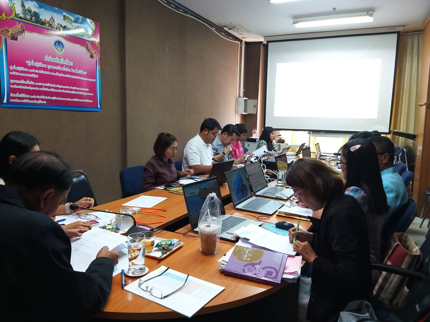 สำนักงานพัฒนาชุมชนจังหวัดยโสธร (คนสำราญ งานสมบูรณ์ เพิ่มพูนสัมพันธ์) ประชุมติดตามการดำเนินงานกองทุนพัฒนาบทบาทสตรี ประเด็นตัวชี้วัดและค่าเป้าหมายการประเมินผลการปฏิบัติราชการ รอบการประเมิน ครั้งที่ 1