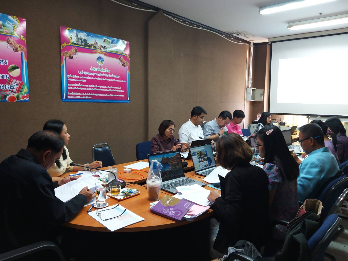 สำนักงานพัฒนาชุมชนจังหวัดยโสธร (คนสำราญ งานสมบูรณ์ เพิ่มพูนสัมพันธ์) ประชุมติดตามการดำเนินงานกองทุนพัฒนาบทบาทสตรี ประเด็นตัวชี้วัดและค่าเป้าหมายการประเมินผลการปฏิบัติราชการ รอบการประเมิน ครั้งที่ 1