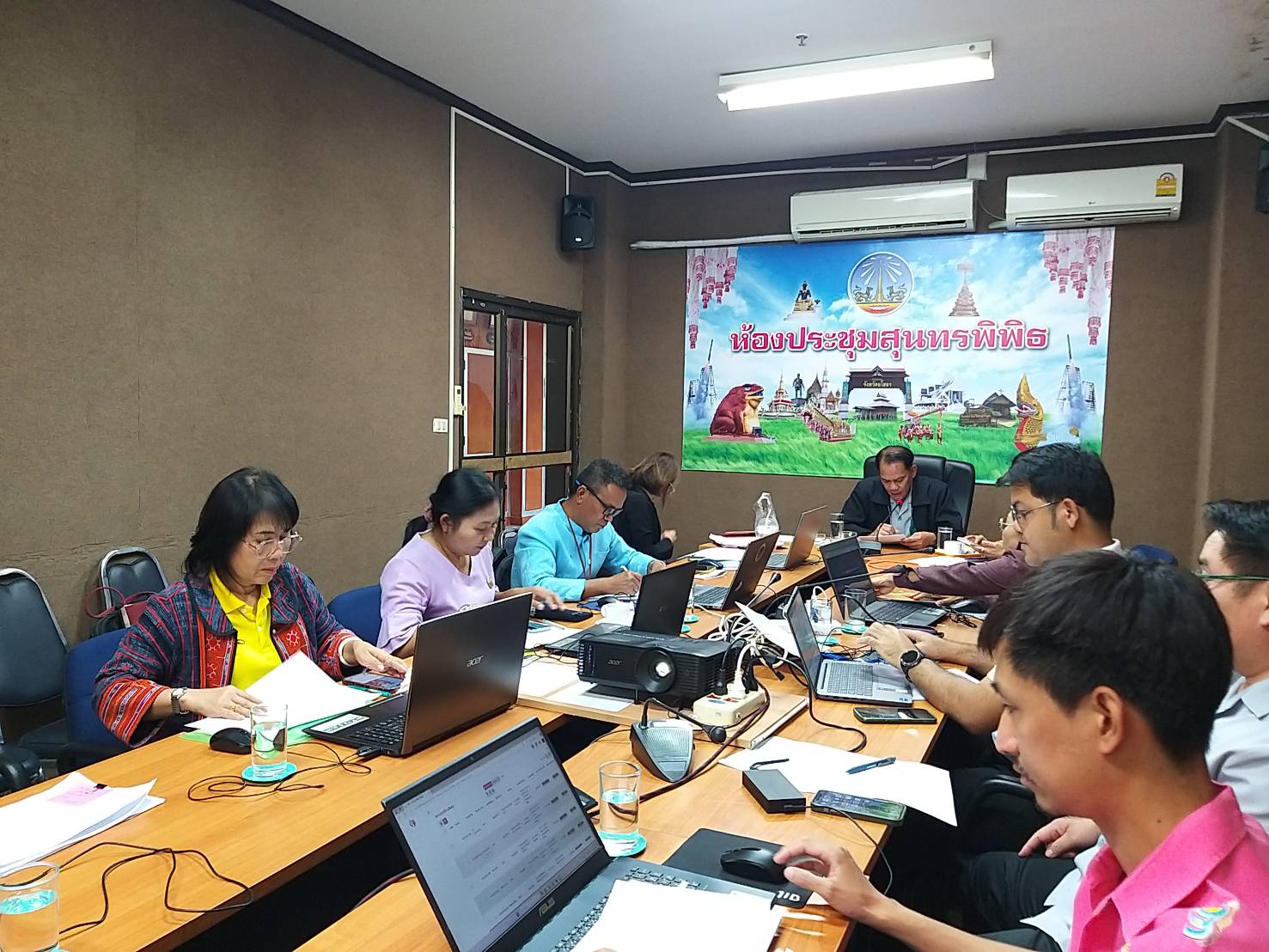 สำนักงานพัฒนาชุมชนจังหวัดยโสธร (คนสำราญ งานสมบูรณ์ เพิ่มพูนสัมพันธ์) ประชุมติดตามการดำเนินงานกองทุนพัฒนาบทบาทสตรี ประเด็นตัวชี้วัดและค่าเป้าหมายการประเมินผลการปฏิบัติราชการ รอบการประเมิน ครั้งที่ 1