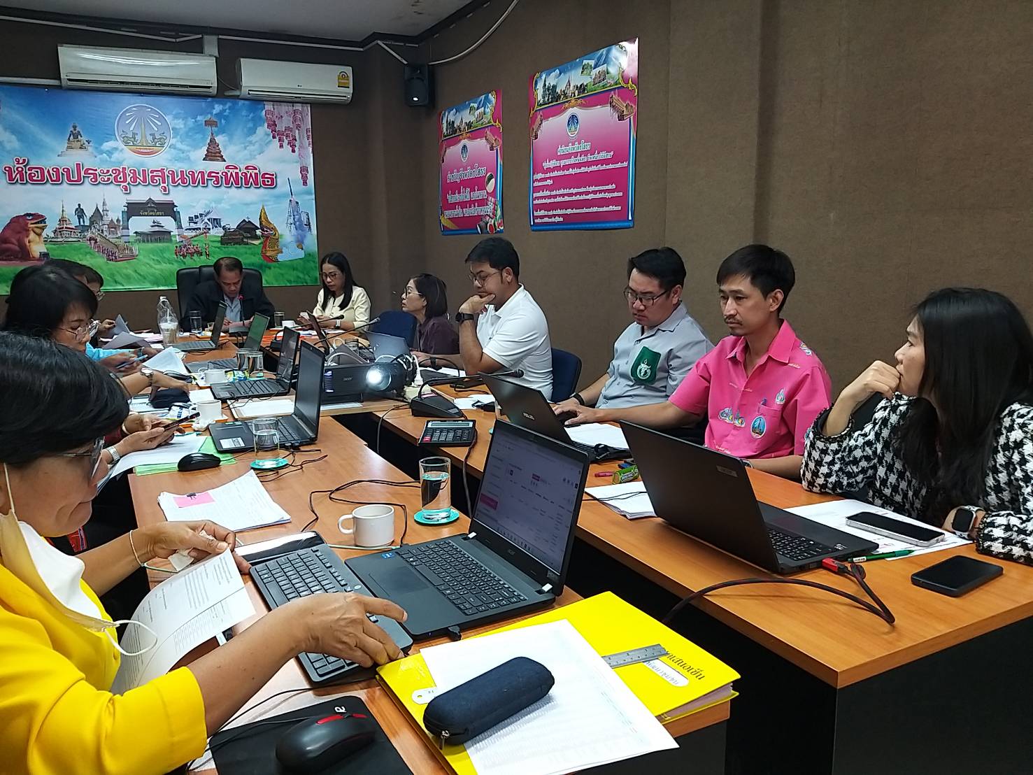 สำนักงานพัฒนาชุมชนจังหวัดยโสธร (คนสำราญ งานสมบูรณ์ เพิ่มพูนสัมพันธ์) ประชุมติดตามการดำเนินงานกองทุนพัฒนาบทบาทสตรี ประเด็นตัวชี้วัดและค่าเป้าหมายการประเมินผลการปฏิบัติราชการ รอบการประเมิน ครั้งที่ 1