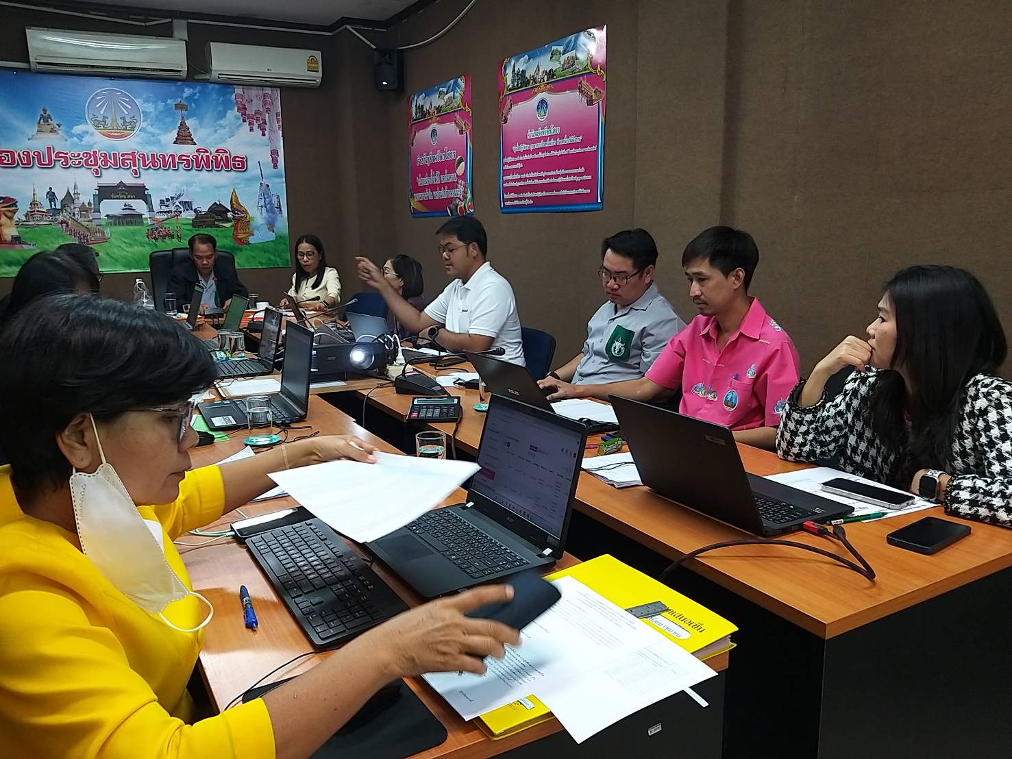 สำนักงานพัฒนาชุมชนจังหวัดยโสธร (คนสำราญ งานสมบูรณ์ เพิ่มพูนสัมพันธ์) ประชุมติดตามการดำเนินงานกองทุนพัฒนาบทบาทสตรี ประเด็นตัวชี้วัดและค่าเป้าหมายการประเมินผลการปฏิบัติราชการ รอบการประเมิน ครั้งที่ 1