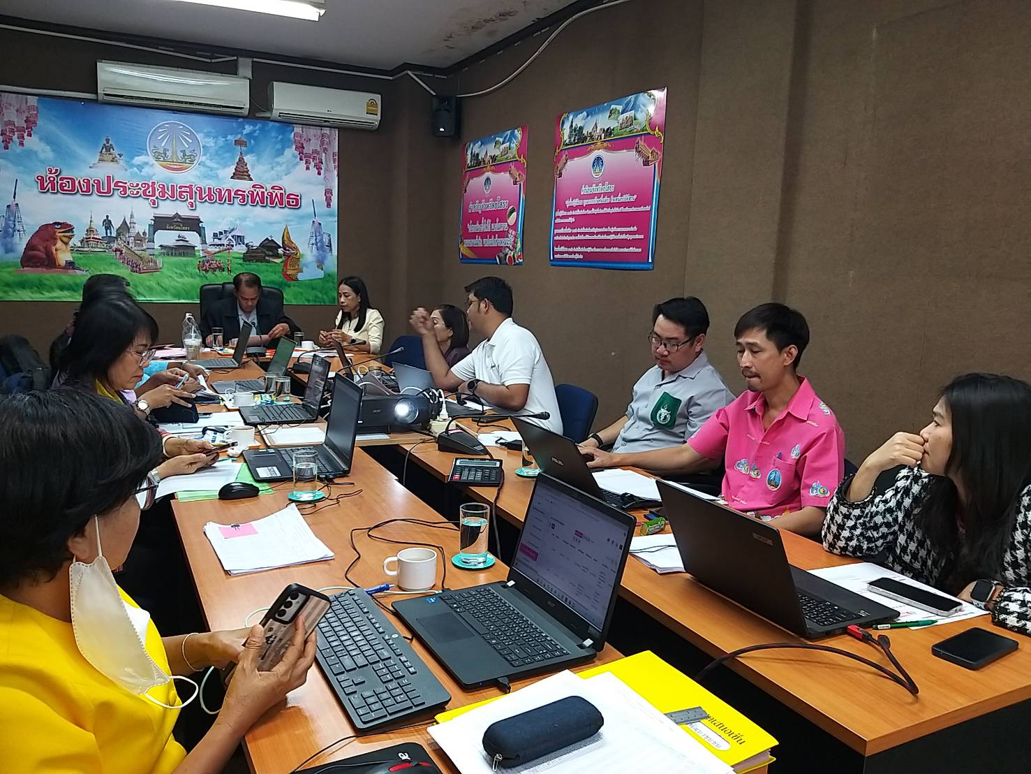 สำนักงานพัฒนาชุมชนจังหวัดยโสธร (คนสำราญ งานสมบูรณ์ เพิ่มพูนสัมพันธ์) ประชุมติดตามการดำเนินงานกองทุนพัฒนาบทบาทสตรี ประเด็นตัวชี้วัดและค่าเป้าหมายการประเมินผลการปฏิบัติราชการ รอบการประเมิน ครั้งที่ 1