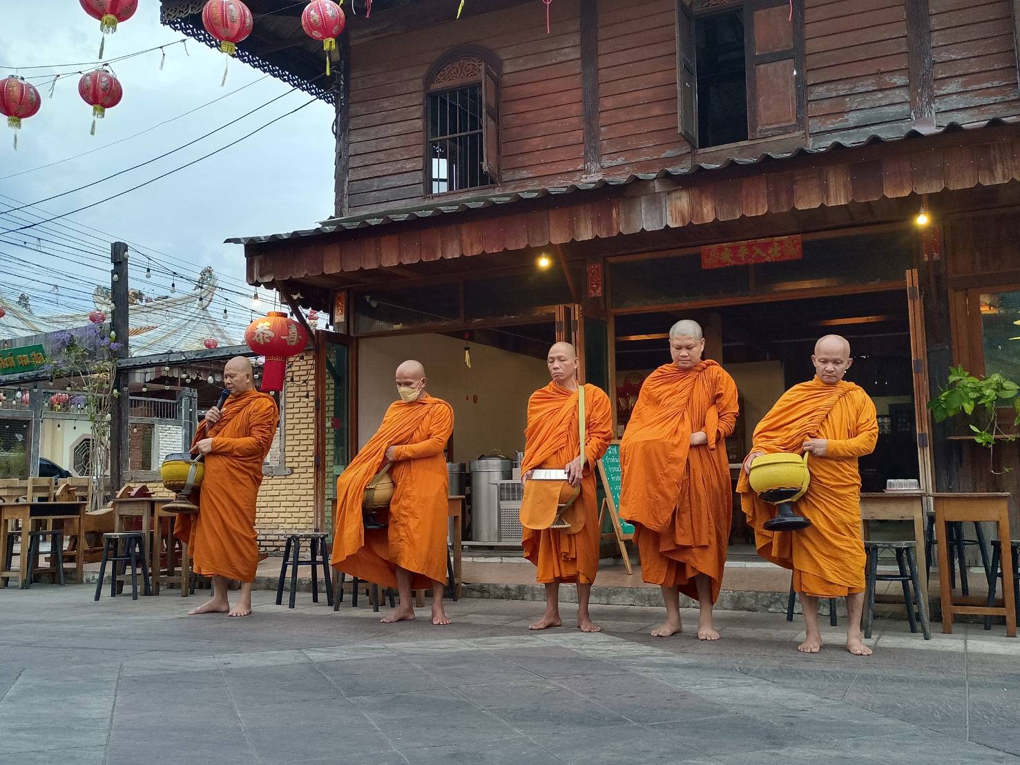 พช.ยโสธร  ร่วมกิจกรรมทำบุญตักบาตรย้อนยุควิถีถิ่น วิถีไทย ถนนคนเดินยโสธร เมืองเก่าบ้านสิงห์ท่า จังหวัดยโสธร