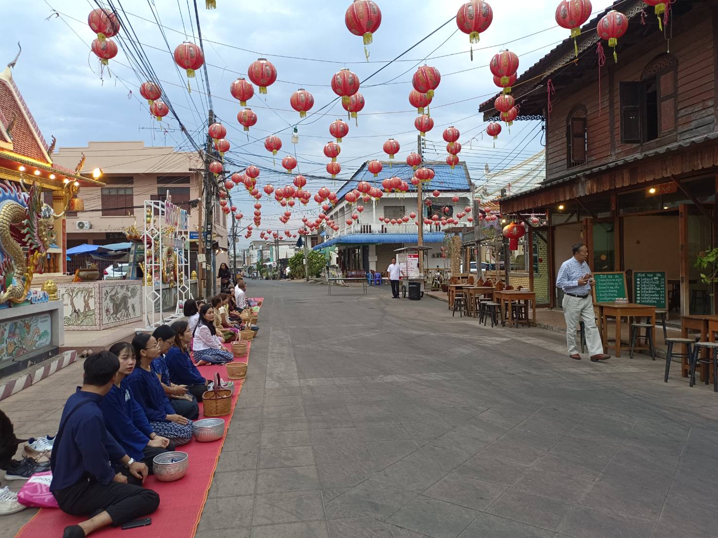 พช.ยโสธร  ร่วมกิจกรรมทำบุญตักบาตรย้อนยุควิถีถิ่น วิถีไทย ถนนคนเดินยโสธร เมืองเก่าบ้านสิงห์ท่า จังหวัดยโสธร