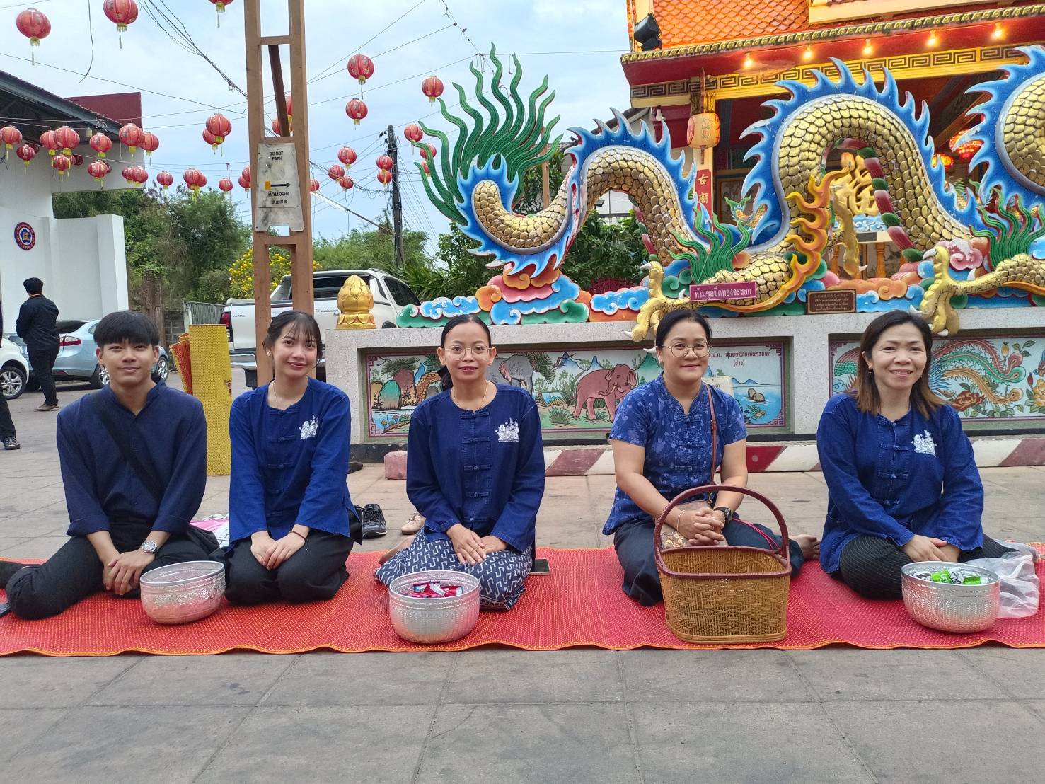 พช.ยโสธร  ร่วมกิจกรรมทำบุญตักบาตรย้อนยุควิถีถิ่น วิถีไทย ถนนคนเดินยโสธร เมืองเก่าบ้านสิงห์ท่า จังหวัดยโสธร