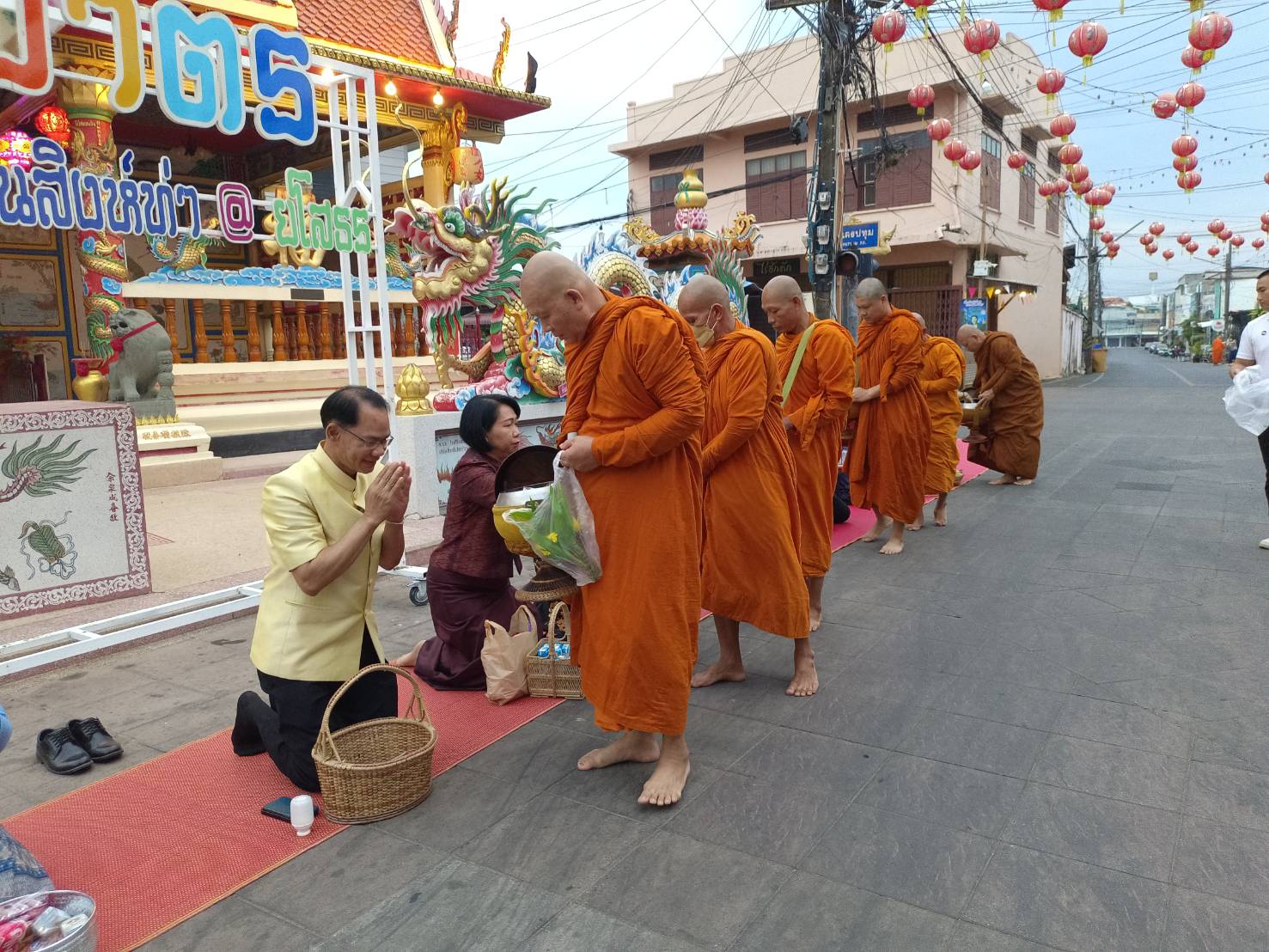 พช.ยโสธร  ร่วมกิจกรรมทำบุญตักบาตรย้อนยุควิถีถิ่น วิถีไทย ถนนคนเดินยโสธร เมืองเก่าบ้านสิงห์ท่า จังหวัดยโสธร