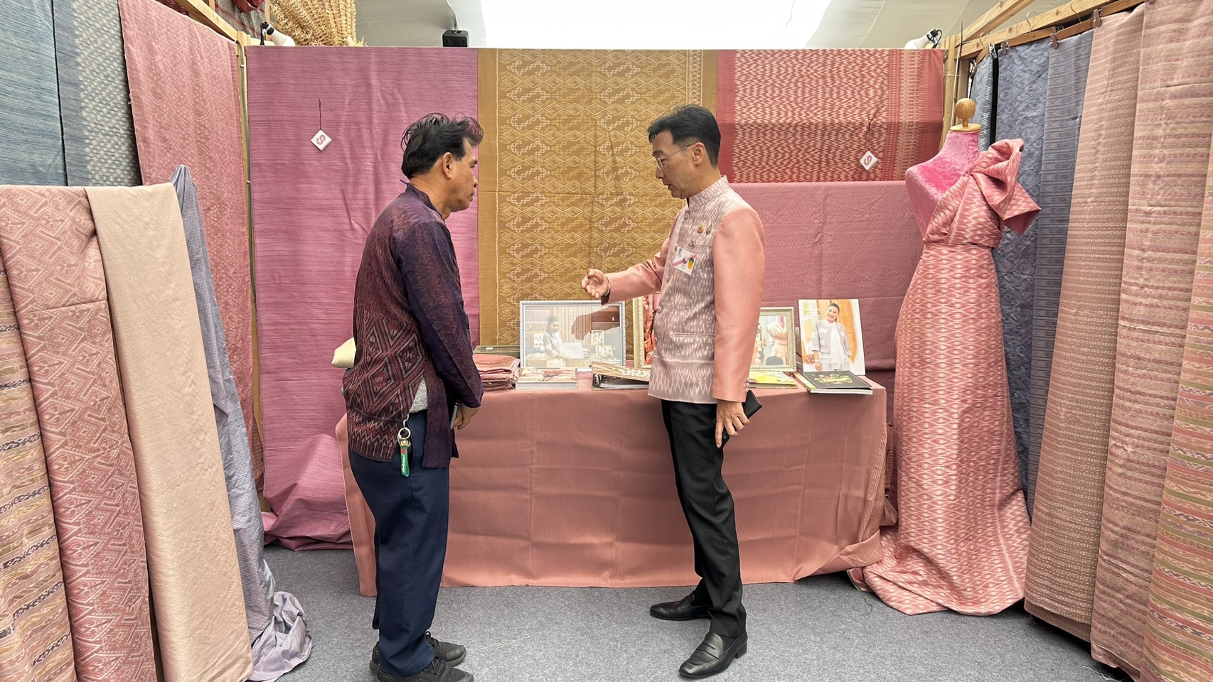 🍉พช.ยโสธร🍉 คนสำราญ งานสมบูรณ์ เพิ่มพูนสัมพันธ์ นำกลุ่มอาชีพเข้าร่วมจำหน่ายในงาน “Colors of Buriram 2025” นิทรรศการผ้าไทยแบบครบวงจร ณ สนามช้างอารีนา อ.เมืองบุรีรัมย์  จ.บุรีรัมย์