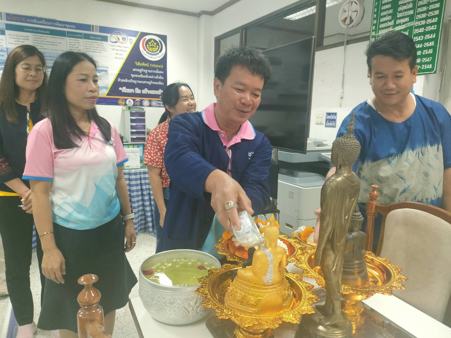 พช.ยโสธร  สรงน้ำพระพุทธรูปเพื่อความเป็นสิริมงคลรับขวัญวันปีใหม่ไทย