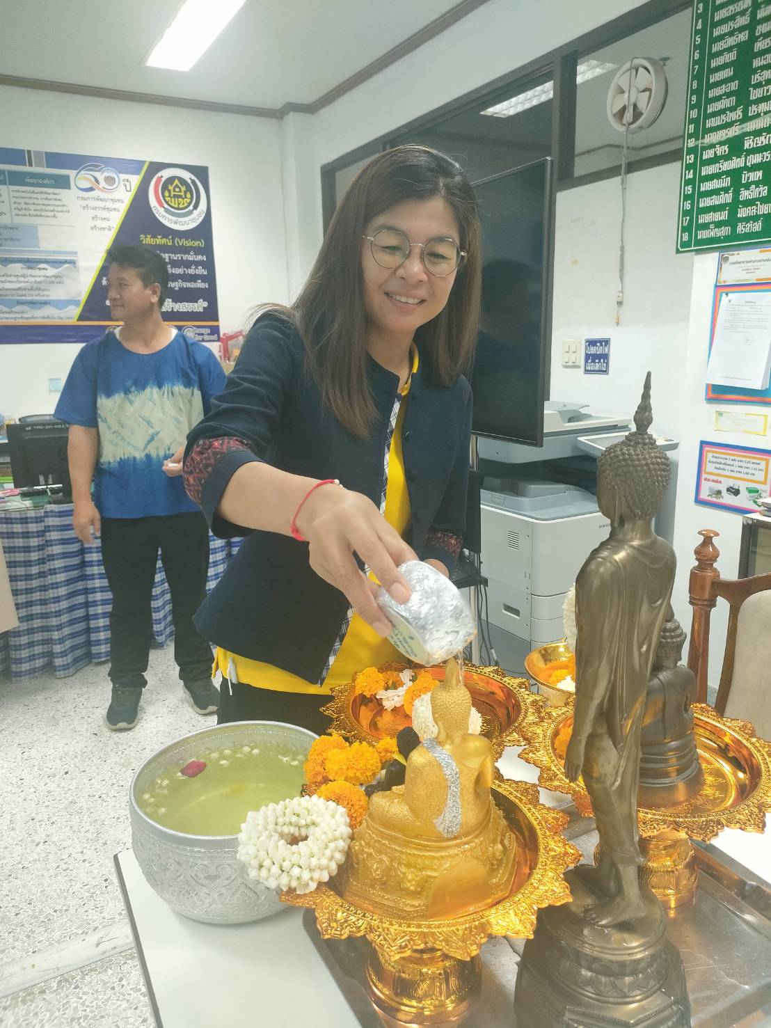 พช.ยโสธร  สรงน้ำพระพุทธรูปเพื่อความเป็นสิริมงคลรับขวัญวันปีใหม่ไทย